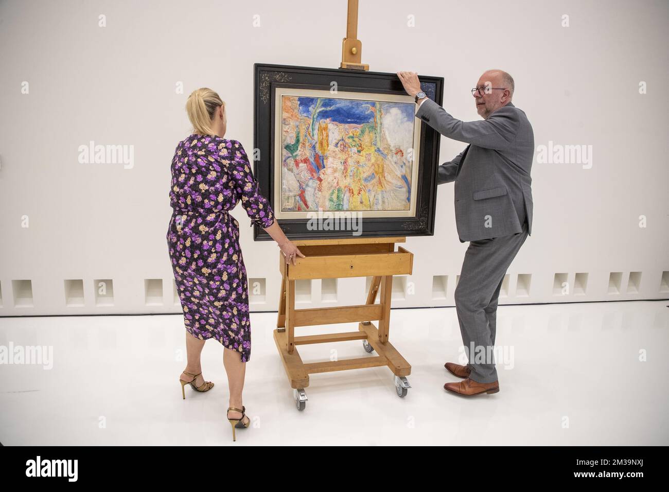 Carmen Willems, directrice générale de KMSKA, et Luk Lemmens, président de KMSKA, dévoilent la peinture navale de Binche de James Ensor, lors d'une conférence de presse du KMSKA Koninklijk Museum Schone Kunsten (Musée Royal des Beaux-Arts - Musée royal des Beaux-Arts), à Anvers, le mercredi 27 avril 2022. Le public sera offert de posséder une partie de la peinture, avec la technologie numérique "Art Security Tokens". BELGA PHOTO NICOLAS MATERLINCK Banque D'Images