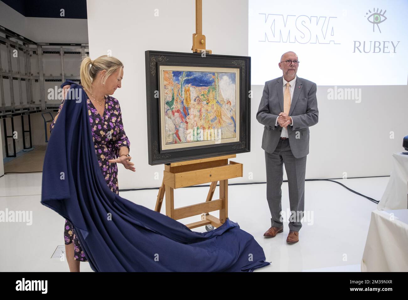 Carmen Willems, directrice générale de KMSKA, et Luk Lemmens, président de KMSKA, dévoilent la peinture navale de Binche de James Ensor, lors d'une conférence de presse du KMSKA Koninklijk Museum Schone Kunsten (Musée Royal des Beaux-Arts - Musée royal des Beaux-Arts), à Anvers, le mercredi 27 avril 2022. Le public sera offert de posséder une partie de la peinture, avec la technologie numérique "Art Security Tokens". BELGA PHOTO NICOLAS MATERLINCK Banque D'Images