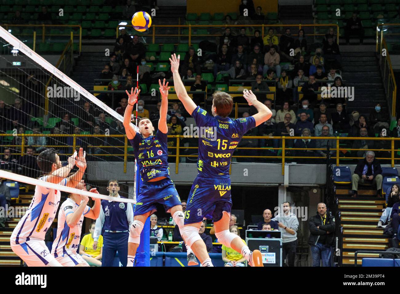 Modène, Italie. 14th décembre 2022. Nicola Salsi et Elia Bossi (Valsa Group Modène) pendant Modène Volley vs Arkaspor, Volleyball coupe CEV hommes à Modène, Italie, 14 décembre 2022 Credit: Independent photo Agency/Alay Live News Banque D'Images