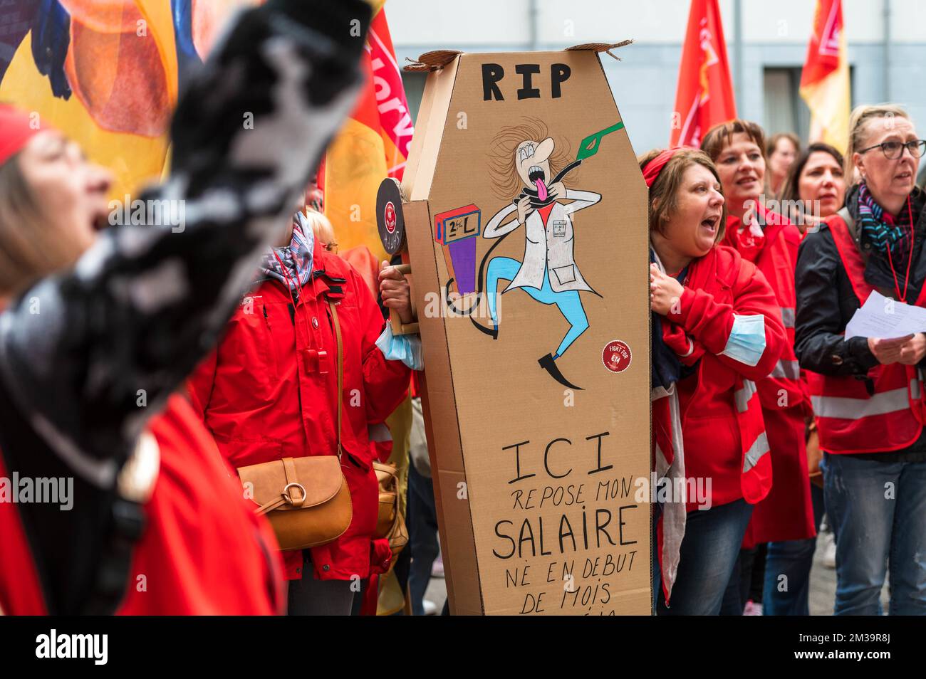 L'illustration montre une action de la FGTB Horval pour dénoncer l'utilisation du véhicule privé par les travailleurs du secteur de l'aide à domicile et du secteur des bons de service dans cette période de crise énergétique, vendredi 29 avril 2022, à Namur. BELGA PHOTO MAXIME ASSELBERGHS Banque D'Images