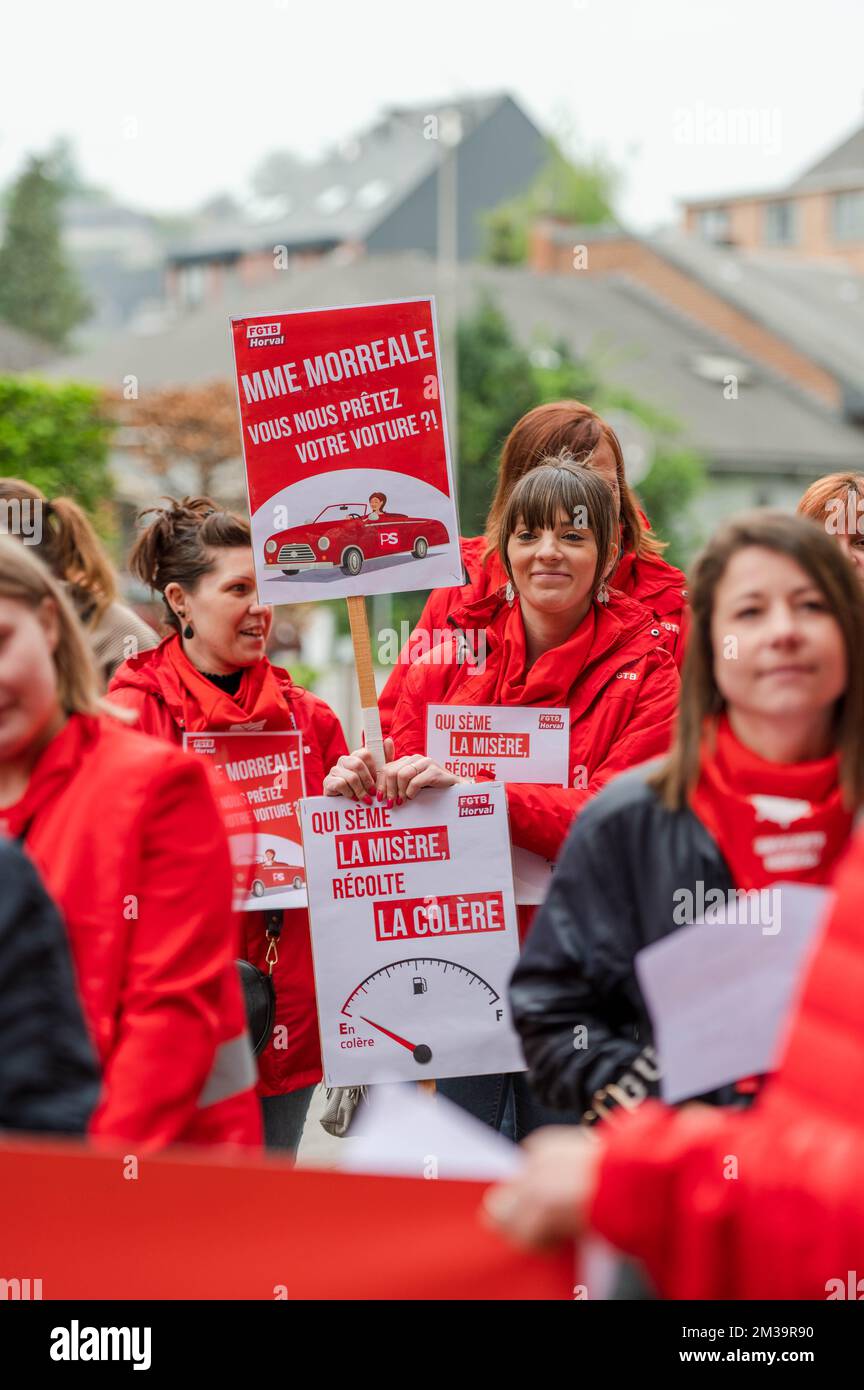 L'illustration montre une action de la FGTB Horval pour dénoncer l'utilisation du véhicule privé par les travailleurs du secteur de l'aide à domicile et du secteur des bons de service dans cette période de crise énergétique, vendredi 29 avril 2022, à Namur. BELGA PHOTO MAXIME ASSELBERGHS Banque D'Images