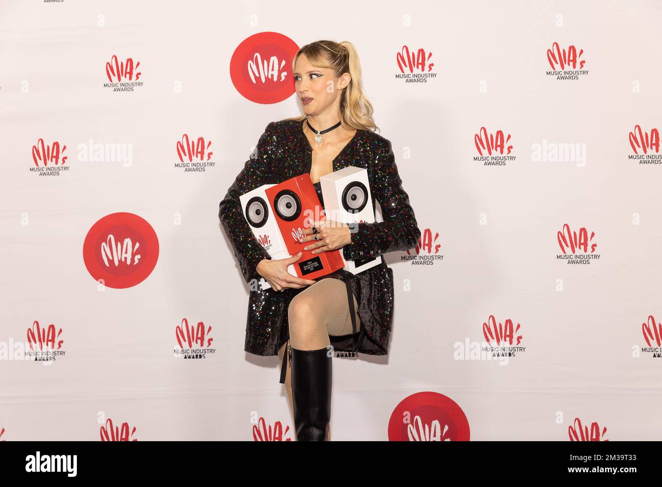 L'artiste Angele Van Laeken pose avec les trois prix qu'elle a remportés lors de l'édition 14th du salon MIA (Music Industry Award), à Bruxelles, le samedi 30 avril 2022. Les prix MIA sont remis par le VRT et VI.BE. BELGA PHOTO JAMES ARTHUR GEKIERE Banque D'Images