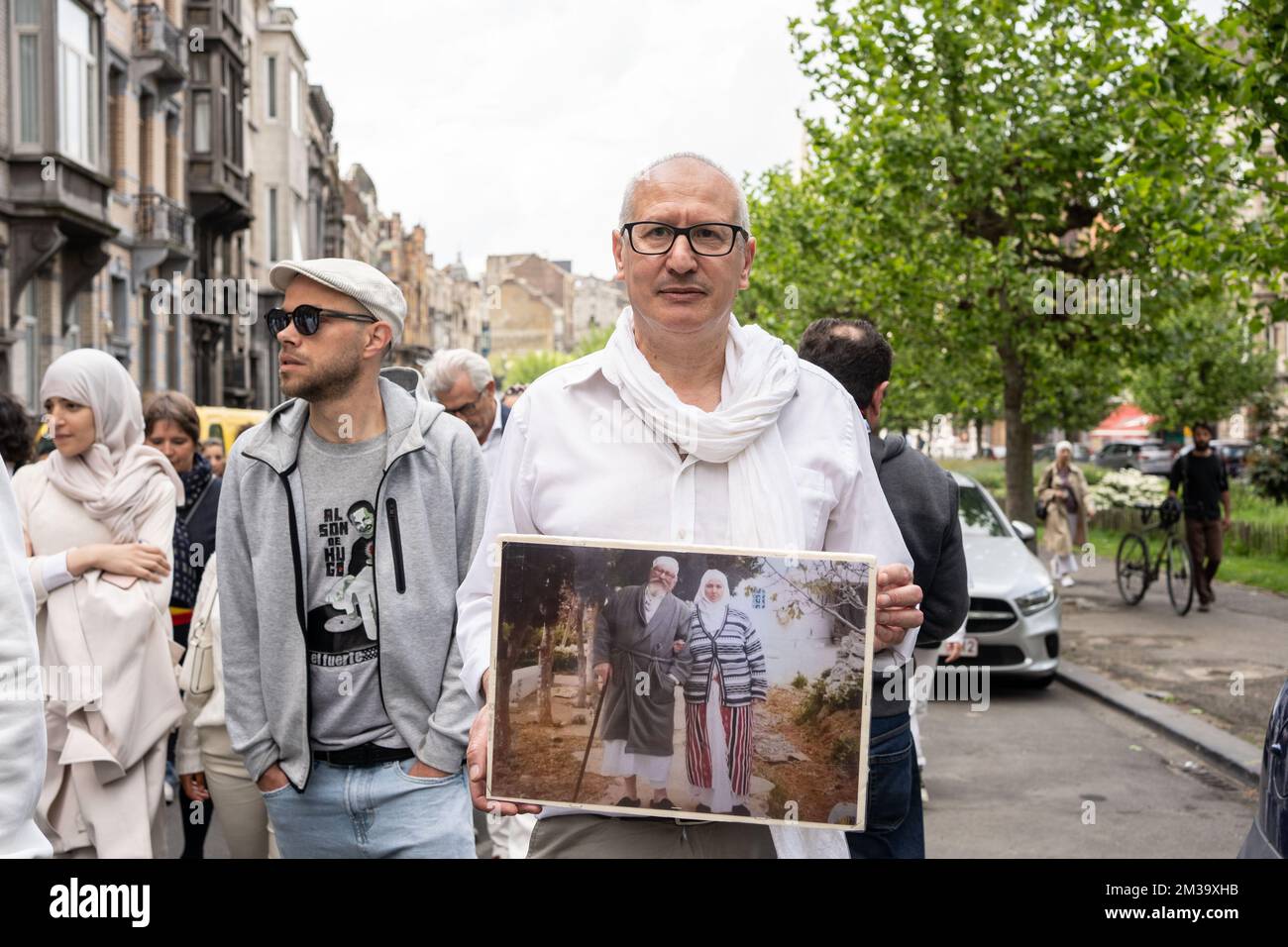 L'illustration montre une marche commémorative en l'honneur du couple Marocain-belge Habiba El Hajji et Ahmed Isnasni, victimes d'un meurtre raciste en 2002 à Schaerbeek/Schaarbeek, Bruxelles, le samedi 07 mai 2022. Les deux, parents de cinq enfants, ont été abattus alors qu'ils dormaient dans leur appartement de la rue Vanderlinden - Vanderlindenstraat en 2002, par leur voisin raciste. BELGA PHOTO JULIETTE BRUYNSEELS Banque D'Images