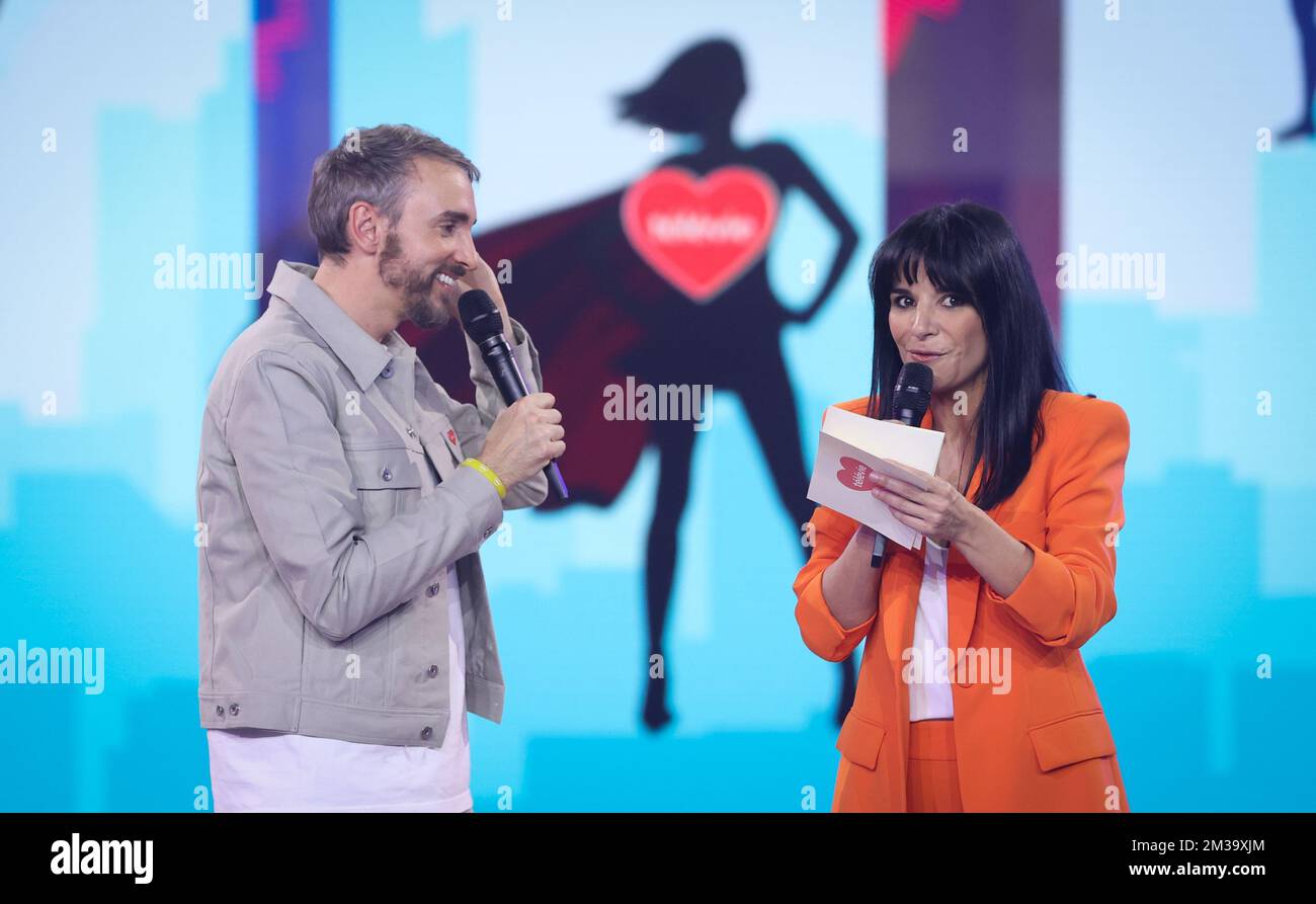 La chanteuse Christophe Willem et la présentatrice Maria Del rio ...