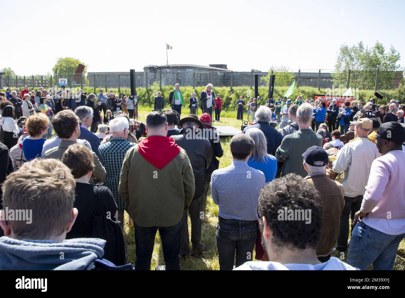 L'illustration montre une grande commémoration de la victoire sur le fascisme, organisée par la coalition du 8 mai, au fort de Breendonk, dimanche 08 mai 2022. La coalition du 8th mai est une collaboration de syndicats, d'organisations et de personnalités de la société civile, du monde culturel et universitaire. Notre objectif principal est de faire de 8 mai, le jour de la victoire sur le fascisme à la fin de la Seconde Guerre mondiale, un jour férié officiel en Belgique. BELGA PHOTO NICOLAS MATERLINCK Banque D'Images