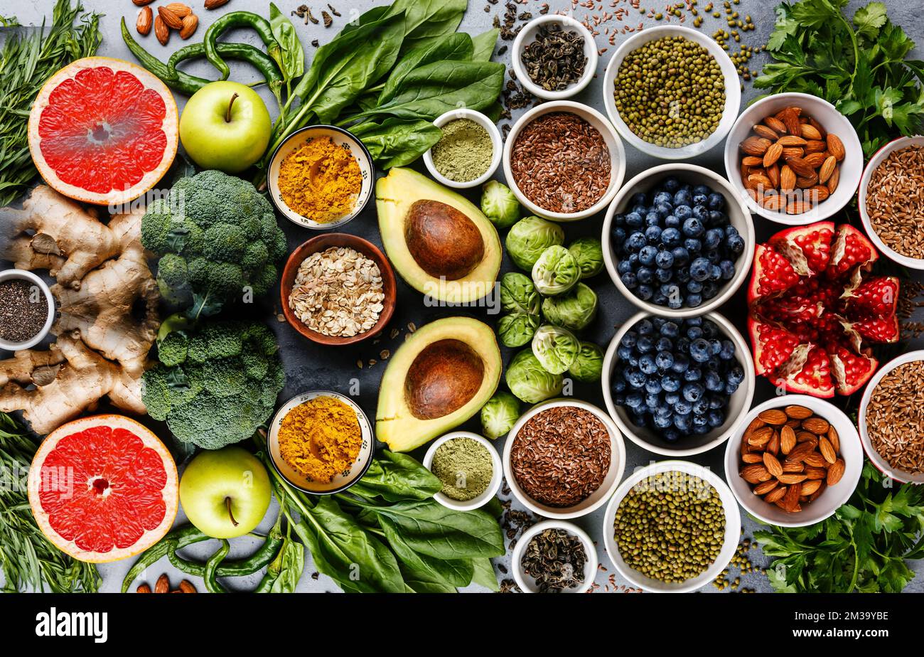 L'alimentation saine manger propre sélection : fruits, légumes, graines,  superfood, céréales, légumes feuilles sur fond de béton gris Photo Stock -  Alamy