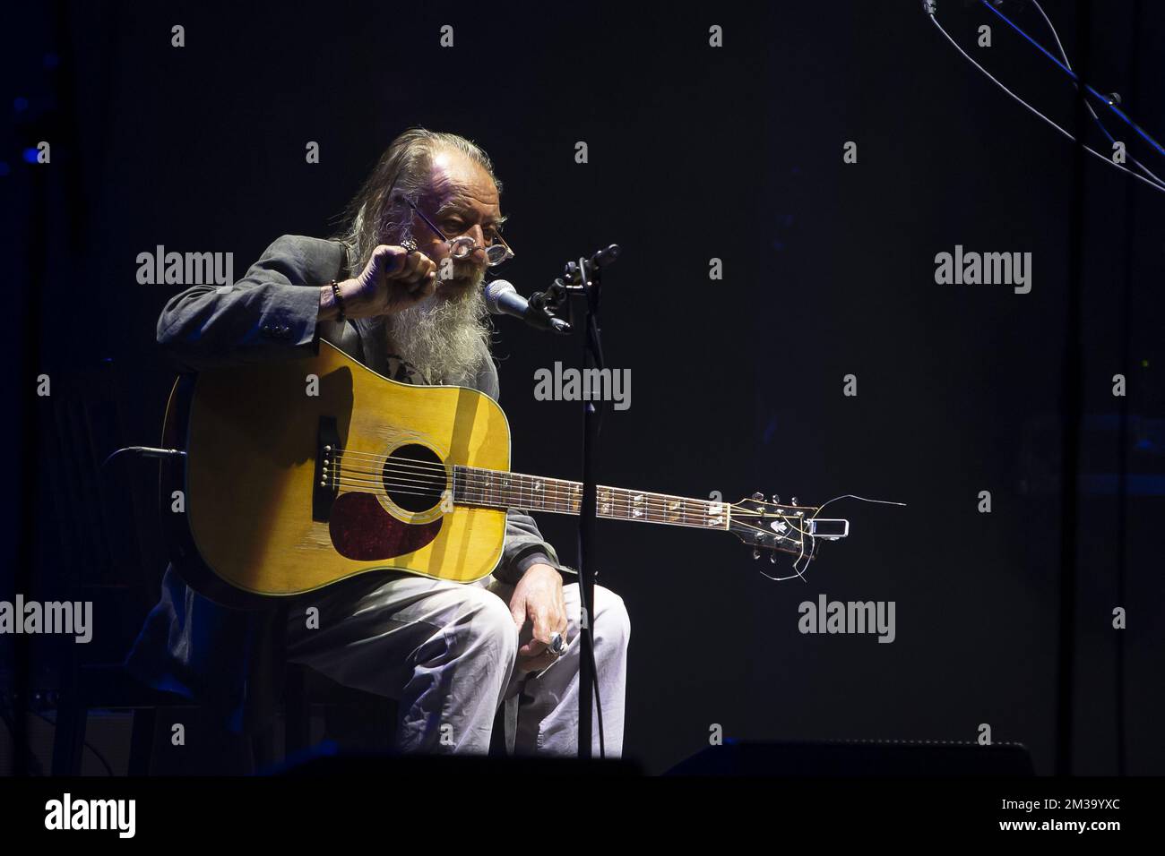 Roland Van Campenhout se produit lors de la célébration publique de