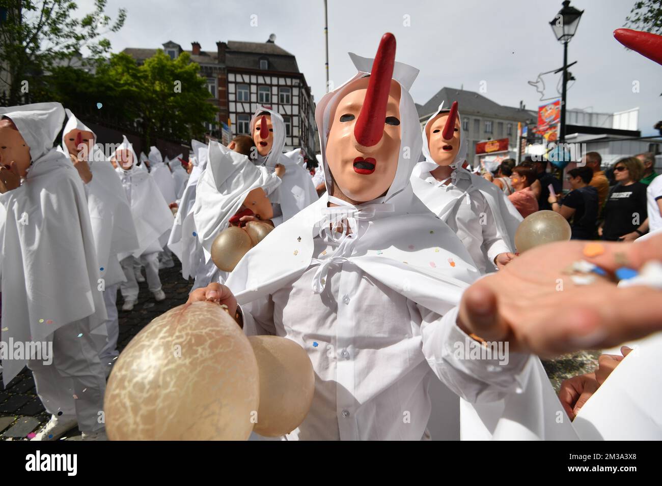 Blancs Moussis photographié lors d'un défilé folklorique de carnaval à Stavelot, dimanche 15 mai 2022. Le défilé remplace le Laetare de Stavelot qui se tient traditionnellement le dimanche de Laetare et est très connu pour ses 'Blancs Moussis', mettant en lumière des gens avec des confetti, vêtus d'un costume blanc avec capuche et un nez rouge pointu. BELGA PHOTO JOHN THYS Banque D'Images