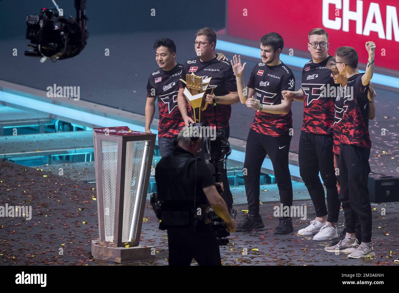 Finn 'karrigan' Andersen, du Danemark, et ses coéquipiers de Faze Clan célèbrent après avoir remporté la finale du Championnat du monde du jeu de tir de la première personne contre-grève-offensive globale, dimanche 22 mai 2022 à Anvers. BELGA PHOTO KRISTOF VAN ACCOM Banque D'Images