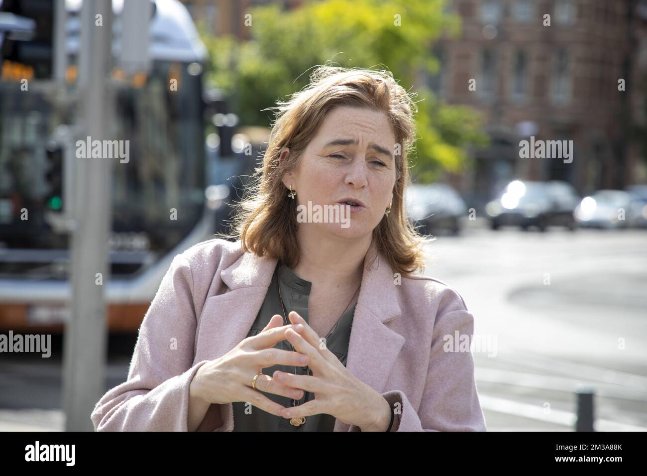 Région bruxelloise Ministre de la mobilité, des travaux publics et de la sécurité routière Elke Van den Brandt, photographié lors d'un moment de presse concernant un nouveau système de contrôle de section de la vitesse sur le Gentsesteenweg - Chaussee de Gand, à la Schweizerplein - place Schweitzer, à Sint-Agatha-Berchem - Berchem-Sainte-Agathe, Bruxelles, vendredi 27 mai 2022. L'appareil vérifie le respect de la limite de vitesse de 30 km/h sur cette route dans les deux directions (vers la ville et vers la périphérie) entre l'avenue de Sellier de Moranville et la place Schweitzer. BELGA PHOTO NICOLAS MATERLINCK Banque D'Images