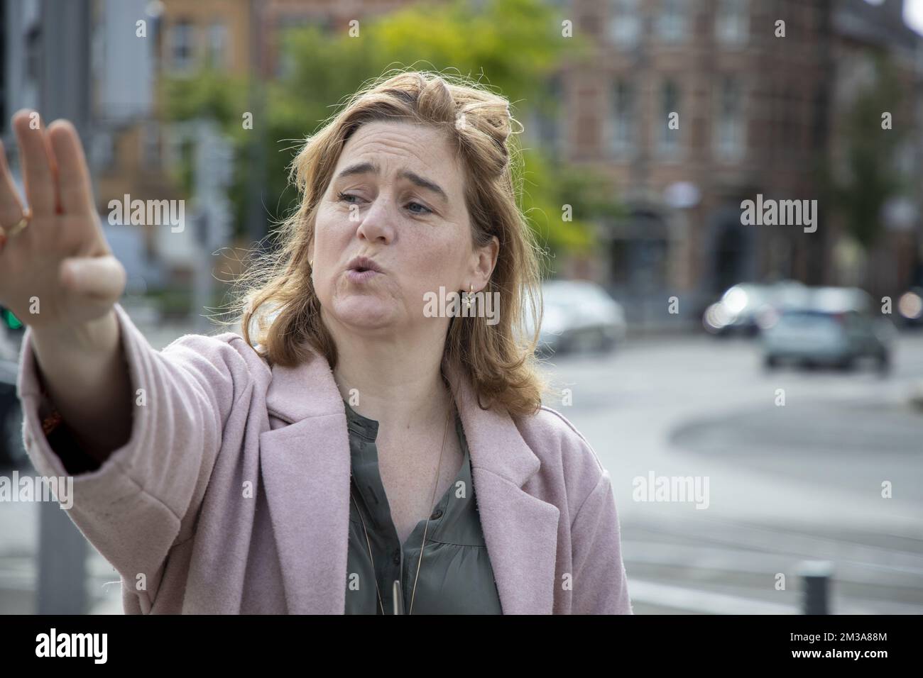 Région bruxelloise Ministre de la mobilité, des travaux publics et de la sécurité routière Elke Van den Brandt, photographié lors d'un moment de presse concernant un nouveau système de contrôle de section de la vitesse sur le Gentsesteenweg - Chaussee de Gand, à la Schweizerplein - place Schweitzer, à Sint-Agatha-Berchem - Berchem-Sainte-Agathe, Bruxelles, vendredi 27 mai 2022. L'appareil vérifie le respect de la limite de vitesse de 30 km/h sur cette route dans les deux directions (vers la ville et vers la périphérie) entre l'avenue de Sellier de Moranville et la place Schweitzer. BELGA PHOTO NICOLAS MATERLINCK Banque D'Images