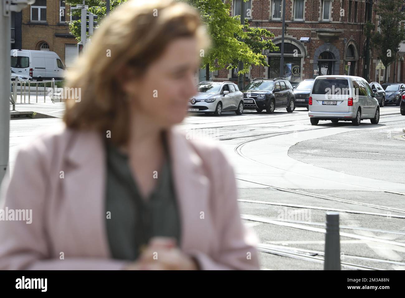 Région bruxelloise Ministre de la mobilité, des travaux publics et de la sécurité routière Elke Van den Brandt, photographié lors d'un moment de presse concernant un nouveau système de contrôle de section de la vitesse sur le Gentsesteenweg - Chaussee de Gand, à la Schweizerplein - place Schweitzer, à Sint-Agatha-Berchem - Berchem-Sainte-Agathe, Bruxelles, vendredi 27 mai 2022. L'appareil vérifie le respect de la limite de vitesse de 30 km/h sur cette route dans les deux directions (vers la ville et vers la périphérie) entre l'avenue de Sellier de Moranville et la place Schweitzer. BELGA PHOTO NICOLAS MATERLINCK Banque D'Images