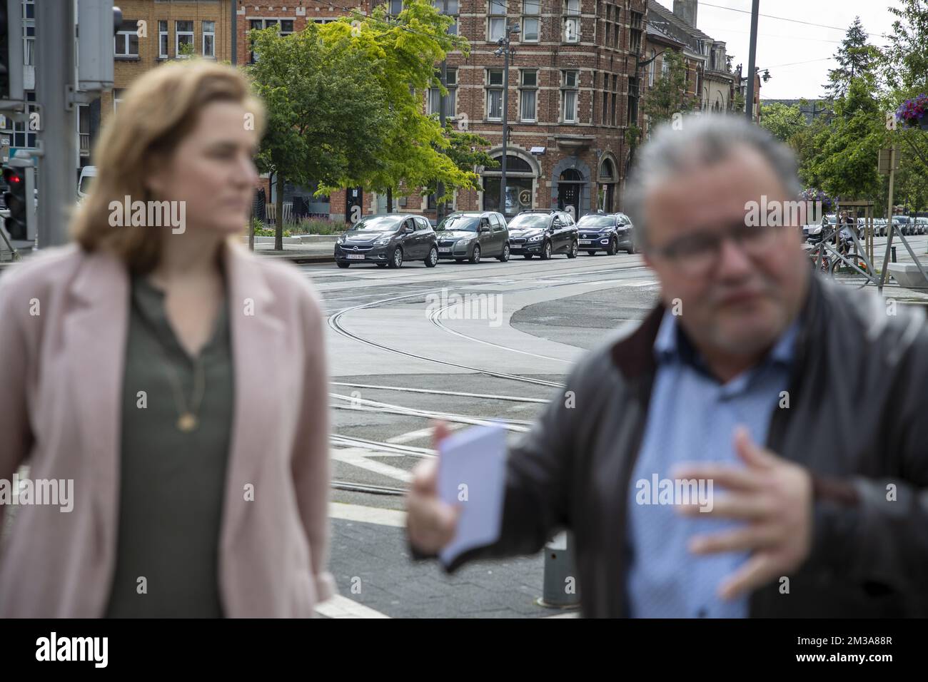 Région bruxelloise Ministre de la mobilité, des travaux publics et de la sécurité routière Elke Van den Brandt, photographié lors d'un moment de presse concernant un nouveau système de contrôle de section de la vitesse sur le Gentsesteenweg - Chaussee de Gand, à la Schweizerplein - place Schweitzer, à Sint-Agatha-Berchem - Berchem-Sainte-Agathe, Bruxelles, vendredi 27 mai 2022. L'appareil vérifie le respect de la limite de vitesse de 30 km/h sur cette route dans les deux directions (vers la ville et vers la périphérie) entre l'avenue de Sellier de Moranville et la place Schweitzer. BELGA PHOTO NICOLAS MATERLINCK Banque D'Images