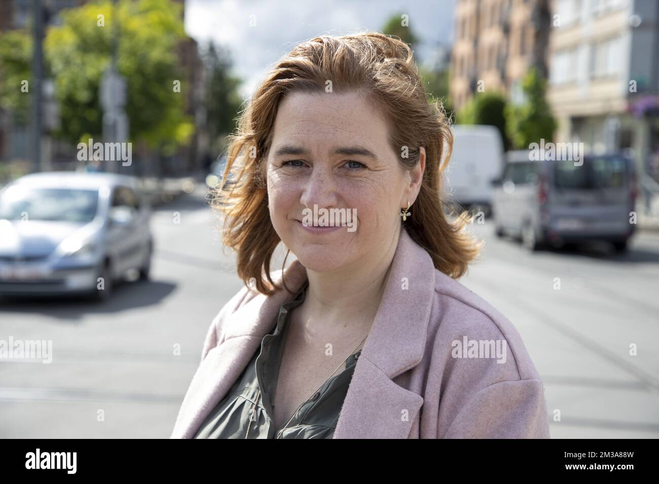 Région de Bruxelles Ministre de la mobilité, des travaux publics, Et sécurité de la circulation Elke Van den Brandt pose pour le photographe à un moment de presse concernant un nouveau système de contrôle de section de la vitesse sur le Gentsesteenweg - Chaussee de Gand, à la Schweizerplein - place Schweitzer, à Sint-Agatha-Berchem - Berchem-Sainte-Agathe, Bruxelles, vendredi 27 mai 2022. L'appareil vérifie le respect de la limite de vitesse de 30 km/h sur cette route dans les deux directions (vers la ville et vers la périphérie) entre l'avenue de Sellier de Moranville et la place Schweitzer. BELGA PHOTO NICOLAS MATERLINCK Banque D'Images