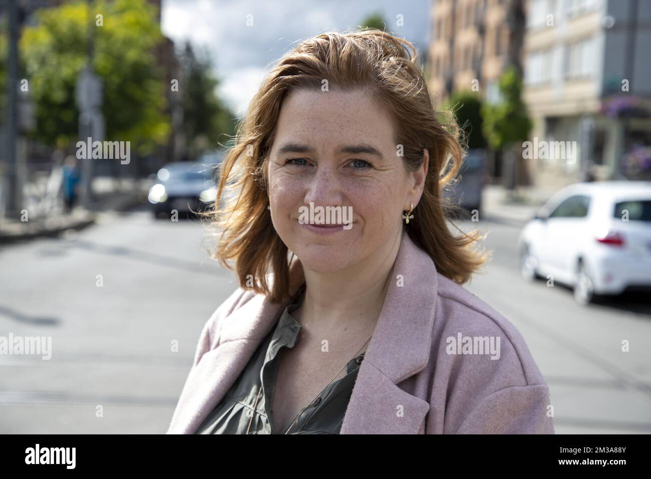 Région de Bruxelles Ministre de la mobilité, des travaux publics, Et sécurité de la circulation Elke Van den Brandt pose pour le photographe à un moment de presse concernant un nouveau système de contrôle de section de la vitesse sur le Gentsesteenweg - Chaussee de Gand, à la Schweizerplein - place Schweitzer, à Sint-Agatha-Berchem - Berchem-Sainte-Agathe, Bruxelles, vendredi 27 mai 2022. L'appareil vérifie le respect de la limite de vitesse de 30 km/h sur cette route dans les deux directions (vers la ville et vers la périphérie) entre l'avenue de Sellier de Moranville et la place Schweitzer. BELGA PHOTO NICOLAS MATERLINCK Banque D'Images