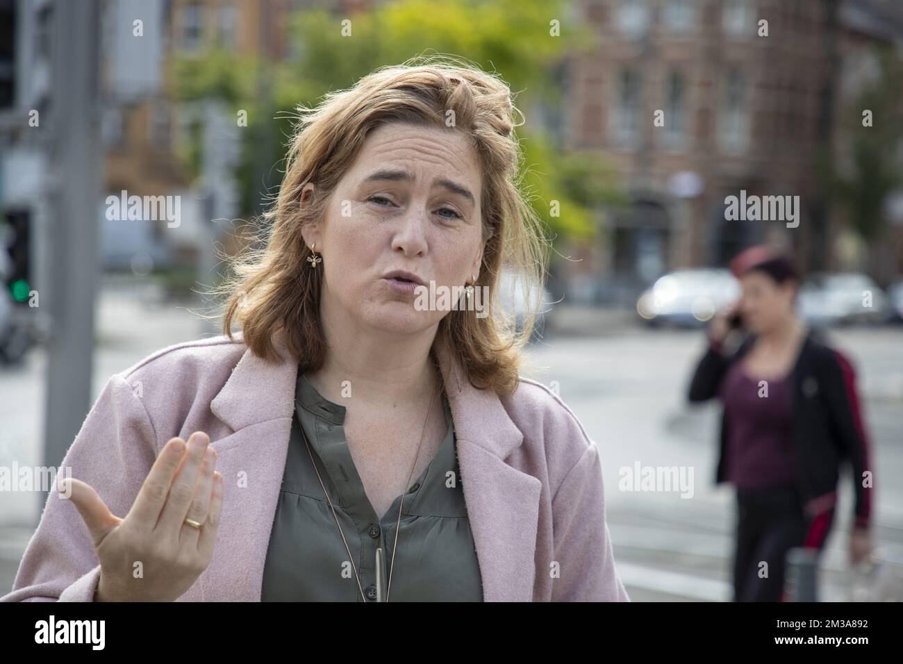 Région bruxelloise Ministre de la mobilité, des travaux publics et de la sécurité routière Elke Van den Brandt, photographié lors d'un moment de presse concernant un nouveau système de contrôle de section de la vitesse sur le Gentsesteenweg - Chaussee de Gand, à la Schweizerplein - place Schweitzer, à Sint-Agatha-Berchem - Berchem-Sainte-Agathe, Bruxelles, vendredi 27 mai 2022. L'appareil vérifie le respect de la limite de vitesse de 30 km/h sur cette route dans les deux directions (vers la ville et vers la périphérie) entre l'avenue de Sellier de Moranville et la place Schweitzer. BELGA PHOTO NICOLAS MATERLINCK Banque D'Images