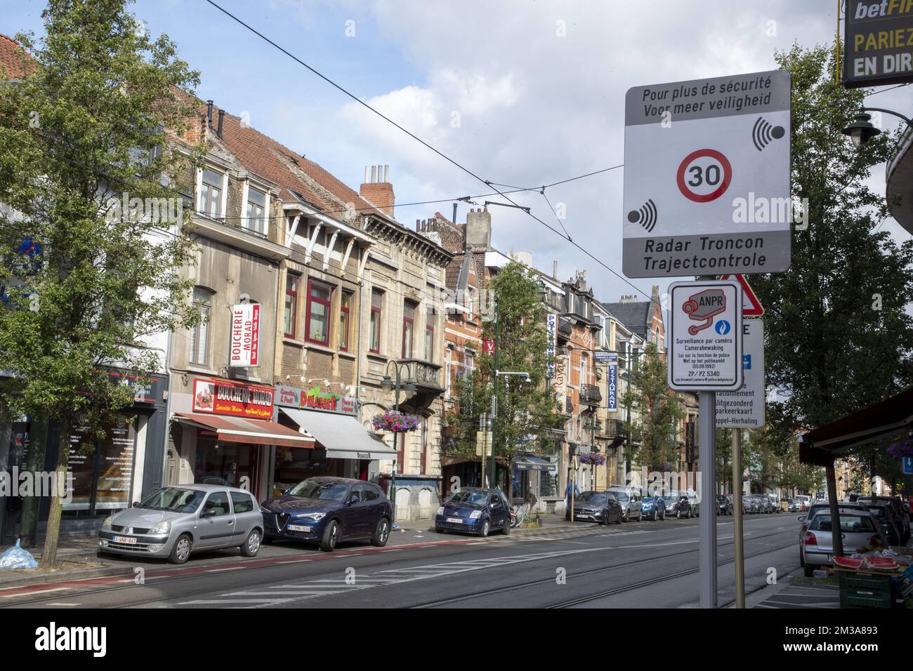 Un panneau de signalisation annonce un nouveau système de caméra de vitesse de contrôle de section sur le Gentsesteenweg - Chaussee de Gand, à la Schweizerplein - place Schweitzer, à Sint-Agatha-Berchem - Berchem-Sainte-Agathe, Bruxelles, le vendredi 27 mai 2022. L'appareil vérifie le respect de la limite de vitesse de 30 km/h sur cette route dans les deux directions (vers la ville et vers la périphérie) entre l'avenue de Sellier de Moranville et la place Schweitzer. BELGA PHOTO NICOLAS MATERLINCK Banque D'Images