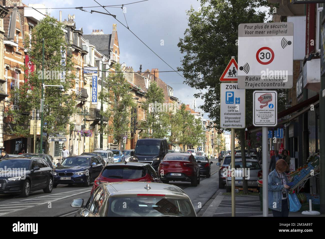 Un panneau de signalisation annonce un nouveau système de caméra de vitesse de contrôle de section sur le Gentsesteenweg - Chaussee de Gand, à la Schweizerplein - place Schweitzer, à Sint-Agatha-Berchem - Berchem-Sainte-Agathe, Bruxelles, le vendredi 27 mai 2022. L'appareil vérifie le respect de la limite de vitesse de 30 km/h sur cette route dans les deux directions (vers la ville et vers la périphérie) entre l'avenue de Sellier de Moranville et la place Schweitzer. BELGA PHOTO NICOLAS MATERLINCK Banque D'Images