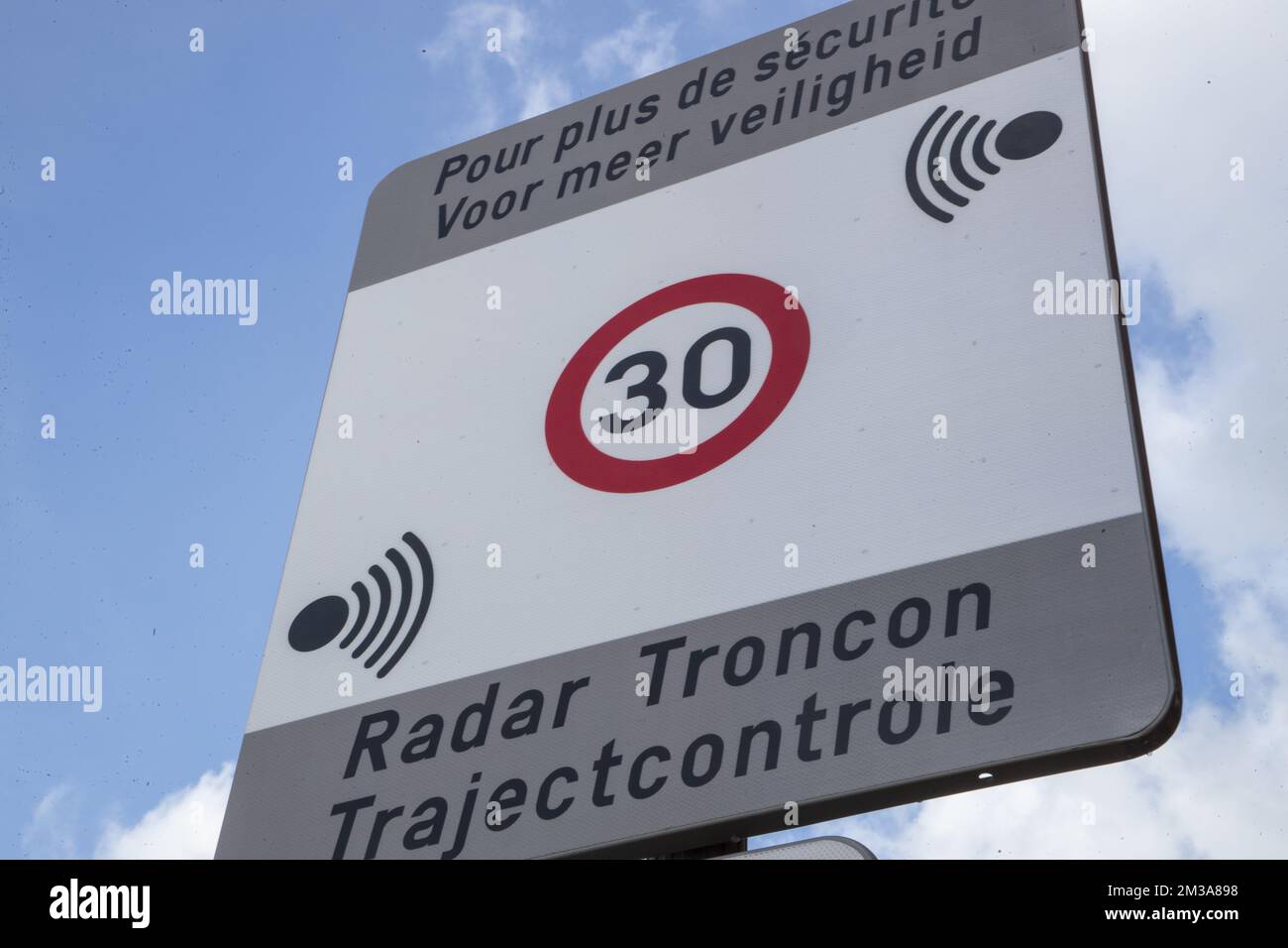 Un panneau de signalisation annonce un nouveau système de caméra de vitesse de contrôle de section sur le Gentsesteenweg - Chaussee de Gand, à la Schweizerplein - place Schweitzer, à Sint-Agatha-Berchem - Berchem-Sainte-Agathe, Bruxelles, le vendredi 27 mai 2022. L'appareil vérifie le respect de la limite de vitesse de 30 km/h sur cette route dans les deux directions (vers la ville et vers la périphérie) entre l'avenue de Sellier de Moranville et la place Schweitzer. BELGA PHOTO NICOLAS MATERLINCK Banque D'Images