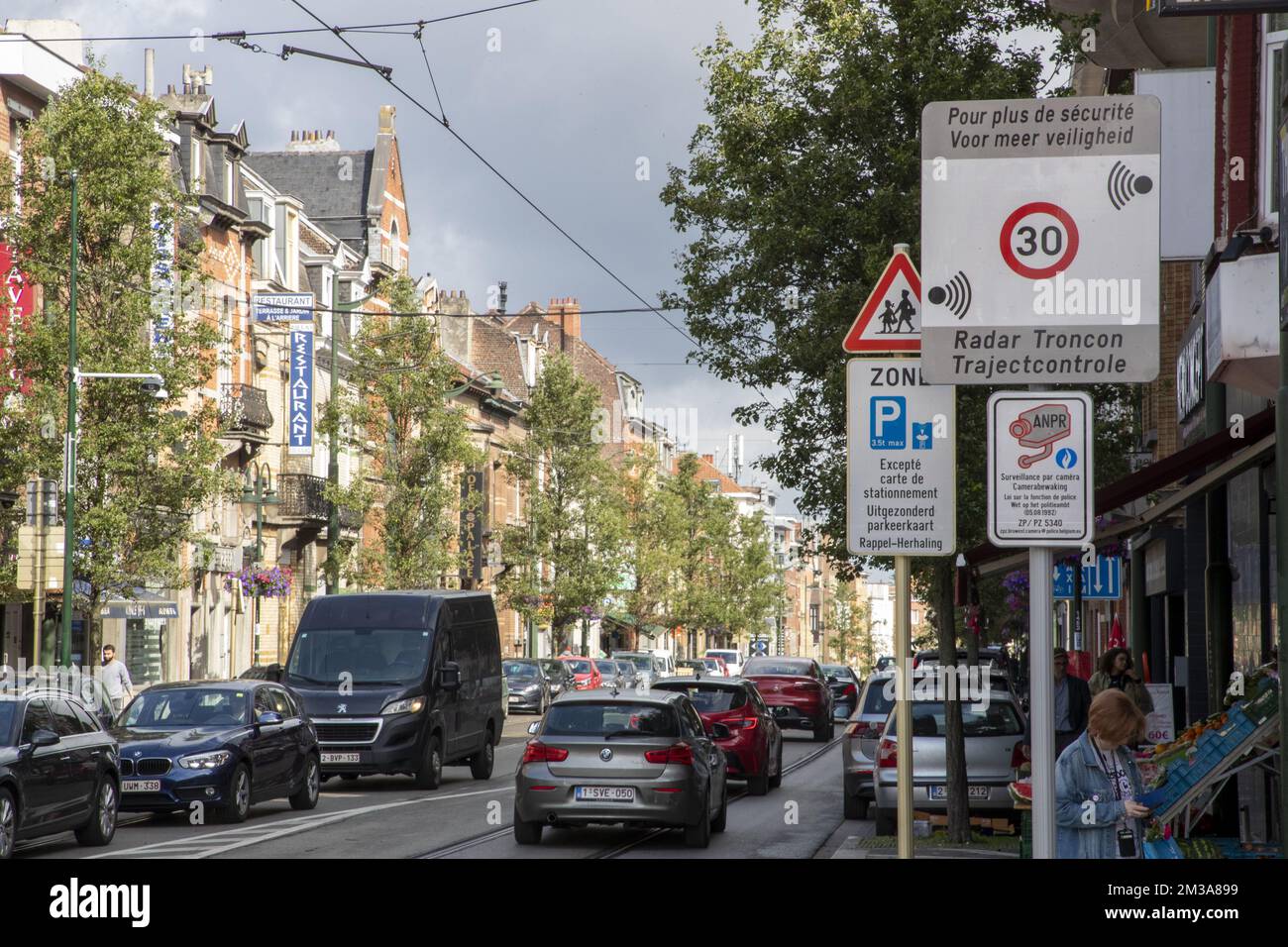 Un panneau de signalisation annonce un nouveau système de caméra de vitesse de contrôle de section sur le Gentsesteenweg - Chaussee de Gand, à la Schweizerplein - place Schweitzer, à Sint-Agatha-Berchem - Berchem-Sainte-Agathe, Bruxelles, le vendredi 27 mai 2022. L'appareil vérifie le respect de la limite de vitesse de 30 km/h sur cette route dans les deux directions (vers la ville et vers la périphérie) entre l'avenue de Sellier de Moranville et la place Schweitzer. BELGA PHOTO NICOLAS MATERLINCK Banque D'Images