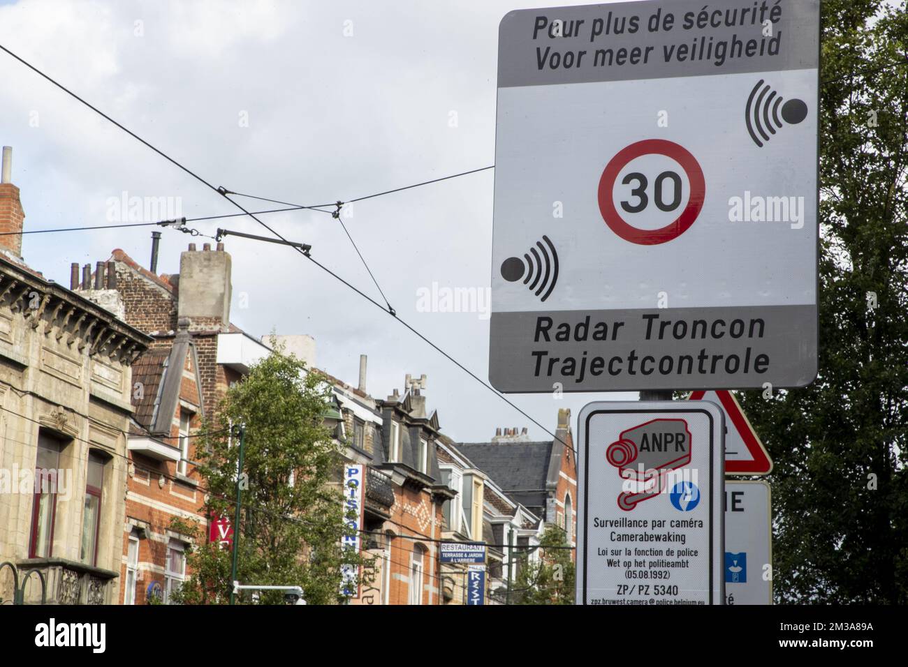 Un panneau de signalisation annonce un nouveau système de caméra de vitesse de contrôle de section sur le Gentsesteenweg - Chaussee de Gand, à la Schweizerplein - place Schweitzer, à Sint-Agatha-Berchem - Berchem-Sainte-Agathe, Bruxelles, le vendredi 27 mai 2022. L'appareil vérifie le respect de la limite de vitesse de 30 km/h sur cette route dans les deux directions (vers la ville et vers la périphérie) entre l'avenue de Sellier de Moranville et la place Schweitzer. BELGA PHOTO NICOLAS MATERLINCK Banque D'Images