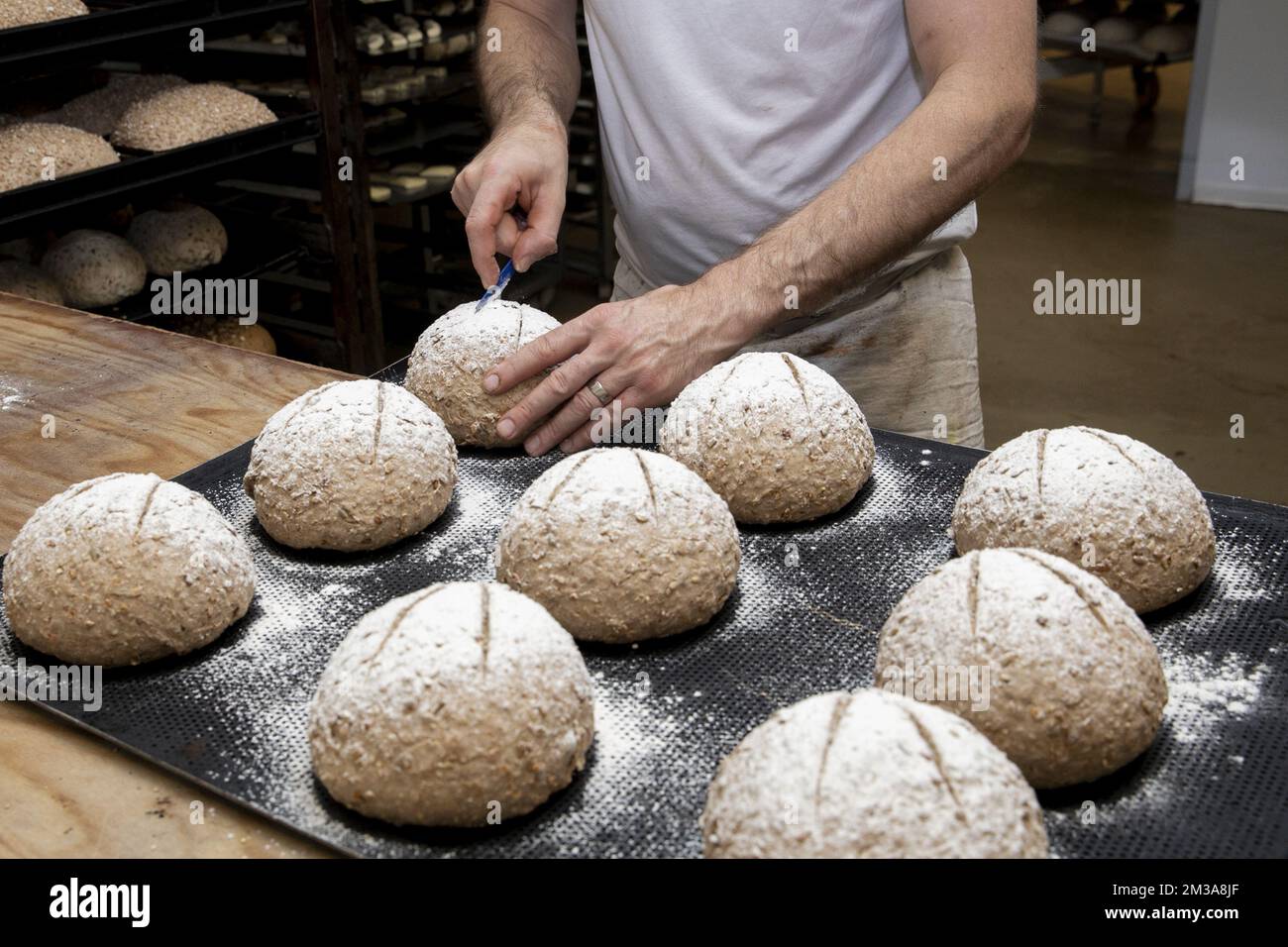 L'illustration montre des pains préparés à l'atelier de la boulangerie 'Bakkerij Bossuyt' à Dilbeek, dans la nuit du vendredi au samedi 27 mai 2022. En raison de la crise économique actuelle qui a suivi l'invasion russe en Ukraine qui a succédé à deux années de blocage du virus Corona, les boulangers sont confrontés à la hausse des coûts des ressources de boulangerie telles que la farine de blé et les factures d'énergie élevées. BELGA PHOTO HATIM KAGHAT Banque D'Images