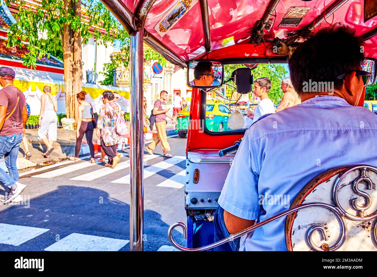 BANGKOK, THAÏLANDE - 23 AVRIL 2019 : vue depuis la cabine du taxi Tuk Tuk, dans les rues de Bangkok, sur 23 avril à Bangkok, en Thaïlande Banque D'Images