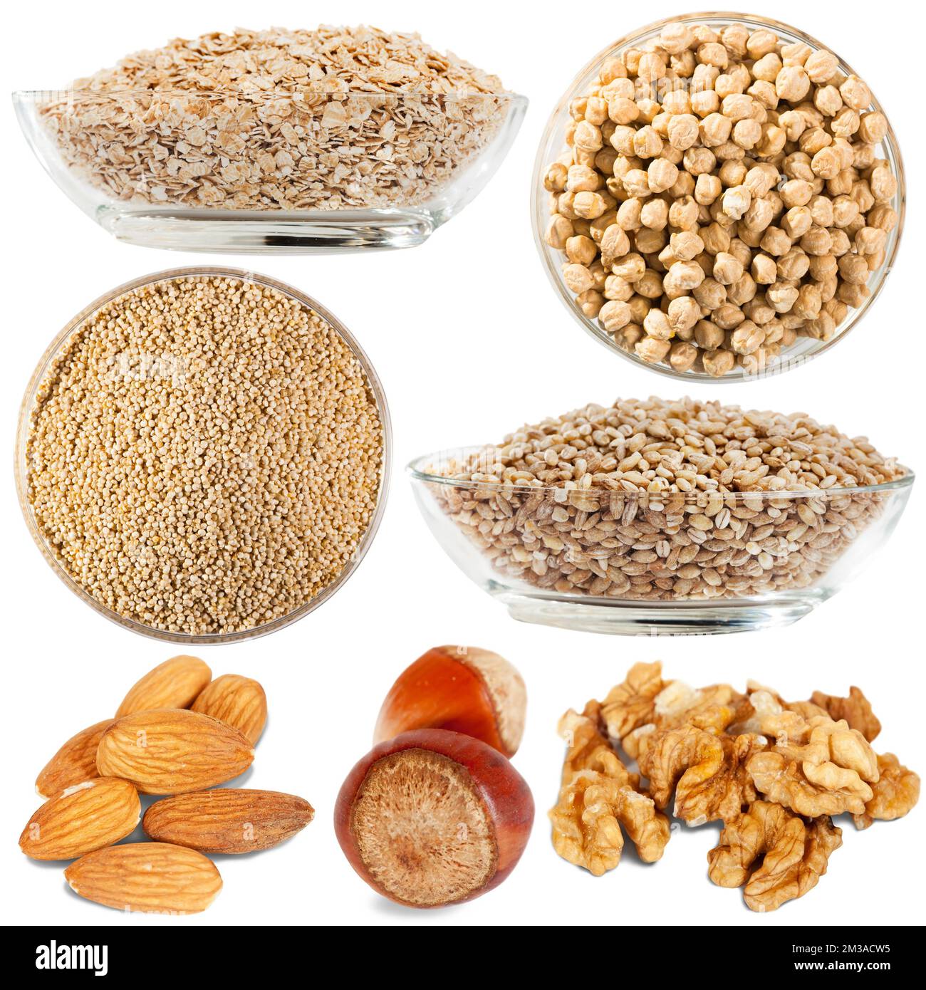 Plaques de verre avec produits séchés et en vrac sur fond blanc Banque D'Images