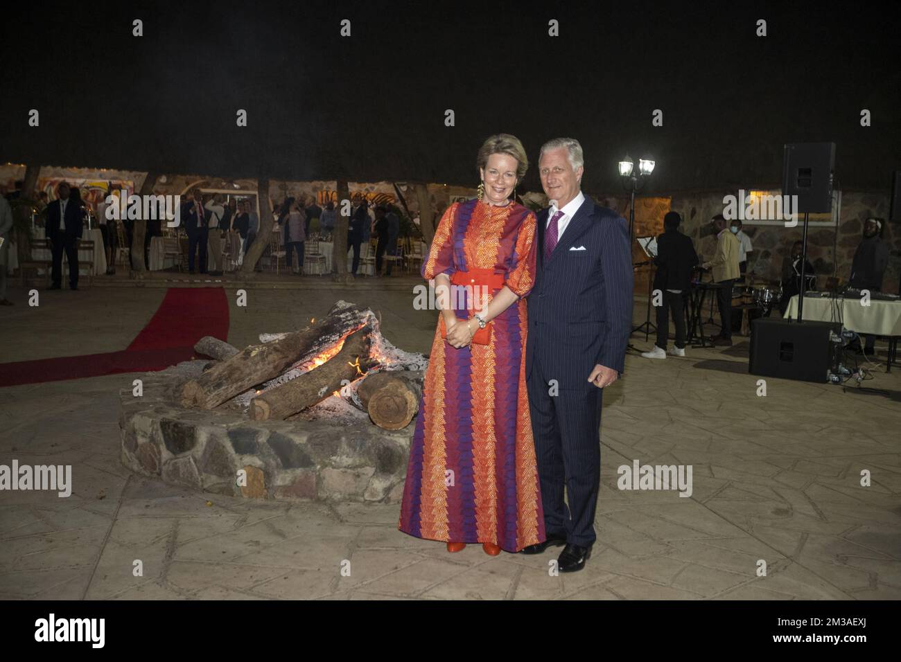 La reine Mathilde de Belgique et le roi Philippe - Filip de Belgique posent pour le photographe lors d'un dîner avec la délégation belge au restaurant Bush Camp, à Lubumbashi, lors d'une visite officielle du couple royal belge en République démocratique du Congo, samedi 11 juin 2022. Le roi et la reine de Belgique visiteront Kinshasa, Lubumbashi et Bukavu de 7 juin à 13 juin. BELGA PHOTO NICOLAS MATERLINCK Banque D'Images