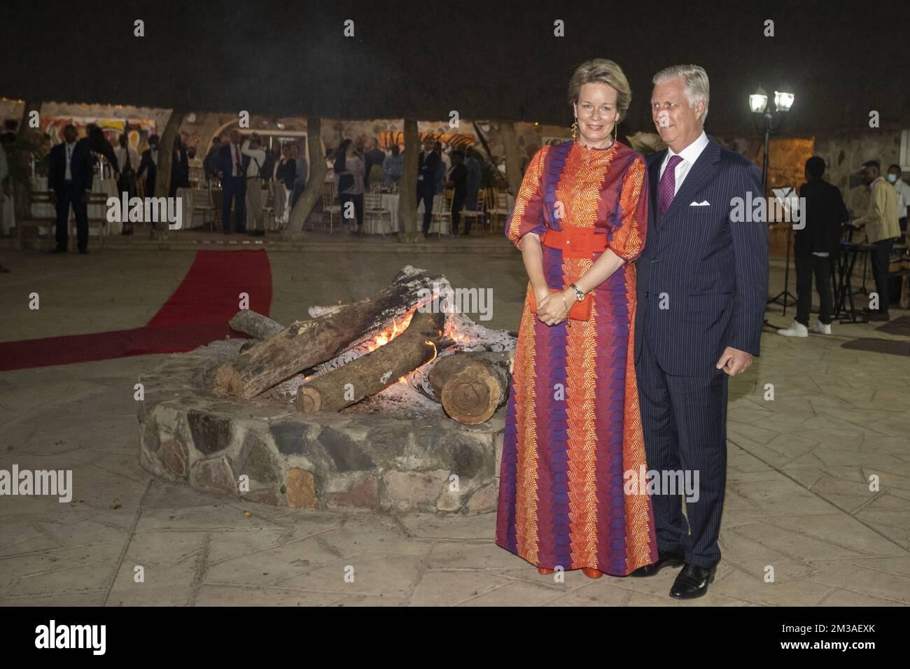 La reine Mathilde de Belgique et le roi Philippe - Filip de Belgique posent pour le photographe lors d'un dîner avec la délégation belge au restaurant Bush Camp, à Lubumbashi, lors d'une visite officielle du couple royal belge en République démocratique du Congo, samedi 11 juin 2022. Le roi et la reine de Belgique visiteront Kinshasa, Lubumbashi et Bukavu de 7 juin à 13 juin. BELGA PHOTO NICOLAS MATERLINCK Banque D'Images