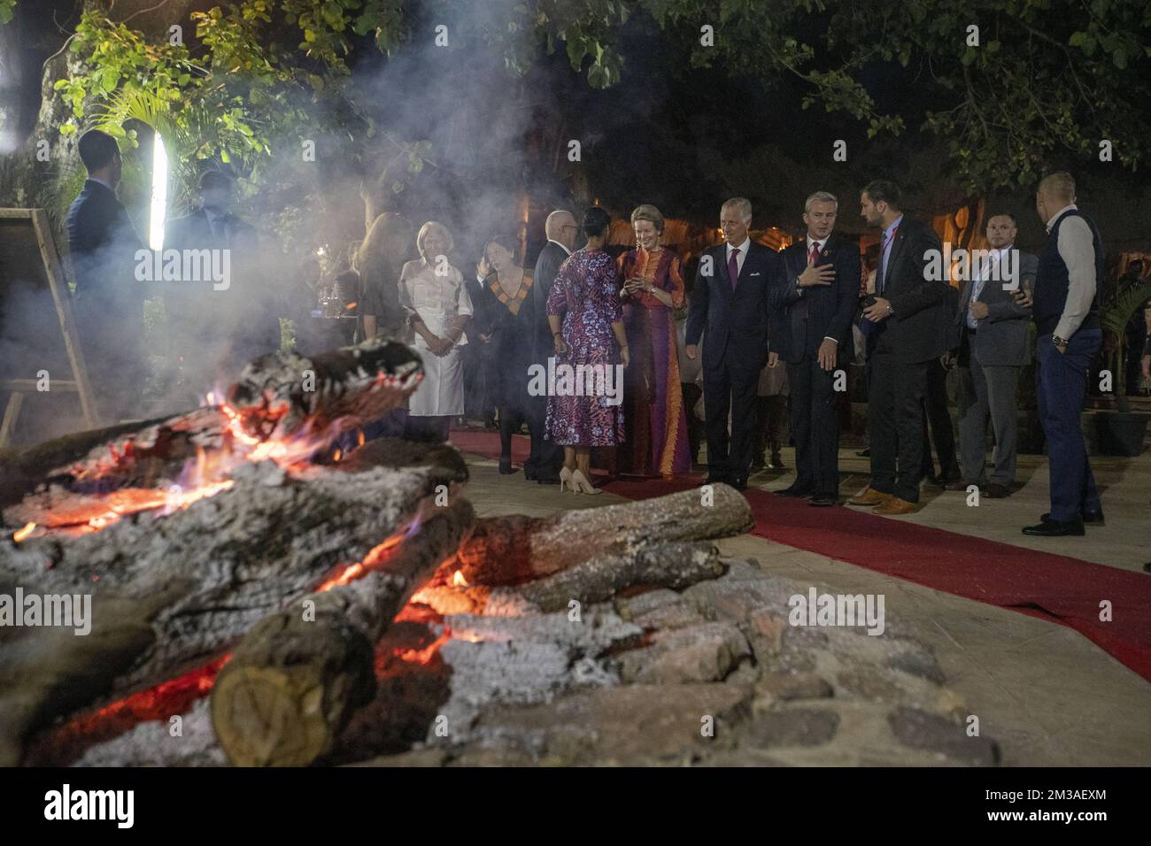 Reine Mathilde de Belgique et Roi Philippe - Filip de Belgique photographié lors d'un dîner avec la délégation belge au restaurant Bush Camp, à Lubumbashi, lors d'une visite officielle du couple royal belge en République démocratique du Congo, samedi 11 juin 2022. Le roi et la reine de Belgique visiteront Kinshasa, Lubumbashi et Bukavu de 7 juin à 13 juin. BELGA PHOTO NICOLAS MATERLINCK Banque D'Images