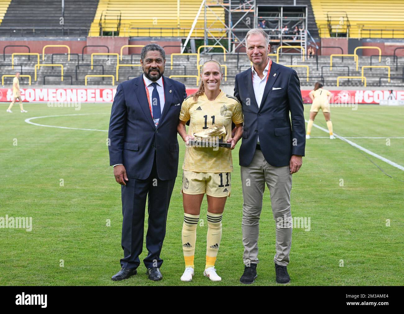 Paul Van den Bulck , président de l'Association belge de football, Janice Cayman de Belgique et Peter Bossaert , PDG de l'Association belge de football, photographiés en amont du match amical entre l'équipe nationale belge de football féminin les Red Flames et l'équipe nationale féminine de football d'Irlande du Nord, à Lier, Jeudi 23 juin 2022. BELGA PHOTO DAVID CATRY Banque D'Images