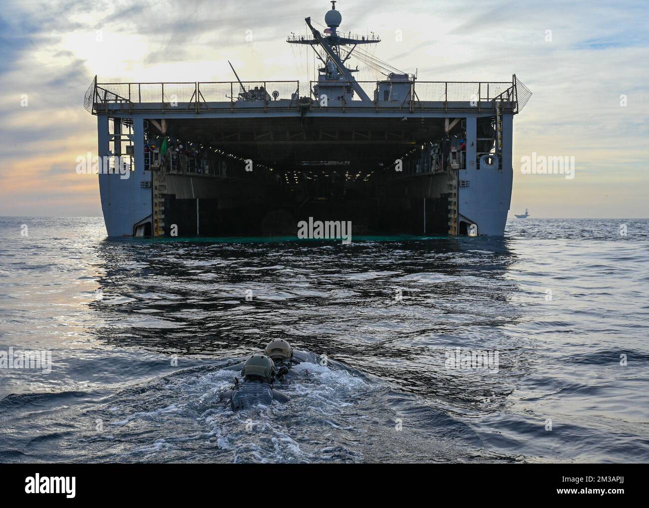 221203-N-OX430-1686 SAN DIEGO (le 3 décembre 2022) des plongeurs de la marine affectés au groupe de guerre spéciale navale 1 s'approchent du navire d'atterrissage amphibie USS Pearl Harbor (LSD 52) pendant l'entraînement de plongée à plate-forme de puits, le 3 décembre 2022. Pearl Harbor est en cours dans la flotte américaine 3rd participant à l'exercice Steel Knight, un exercice annuel de tir en direct à armes combinées dirigé par la division Marine de 1st, qui garantit que les forces sont optimisées pour la guerre expéditionnaire navale dans les espaces contestés et est conçu pour faciliter les opérations futures à terre et à terre. La guerre maritime spéciale est la première opération maritime spéciale du pays Banque D'Images