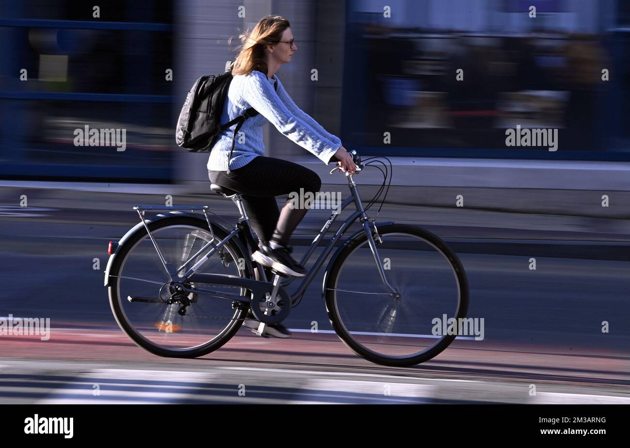 L'illustration montre un cycliste dans la rue de la Loi - Wetstraat, à Bruxelles, le lundi 27 juin 2022. La rue de la Loi - Wetstraat (hollandaise), qui signifie « rue du droit », est une rue importante qui traverse le centre et l'est de Bruxelles, en Belgique, célèbre en raison de la présence de plusieurs bâtiments gouvernementaux belges et européens remarquables. BELGA PHOTO ERIC LALMAND Banque D'Images