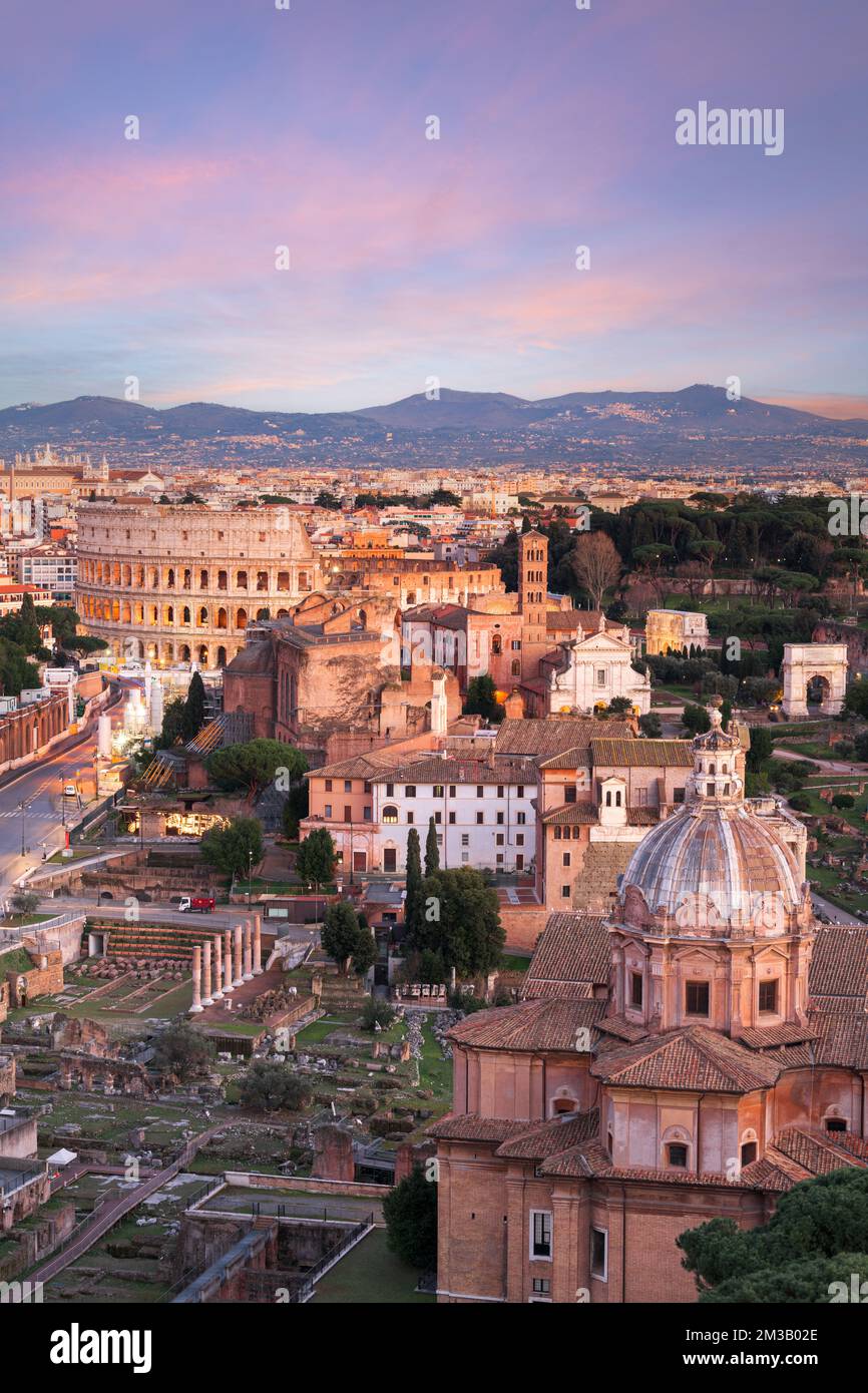 Rome, Italie vue vers le Colisée avec les zones archéologiques au coucher du soleil. Banque D'Images