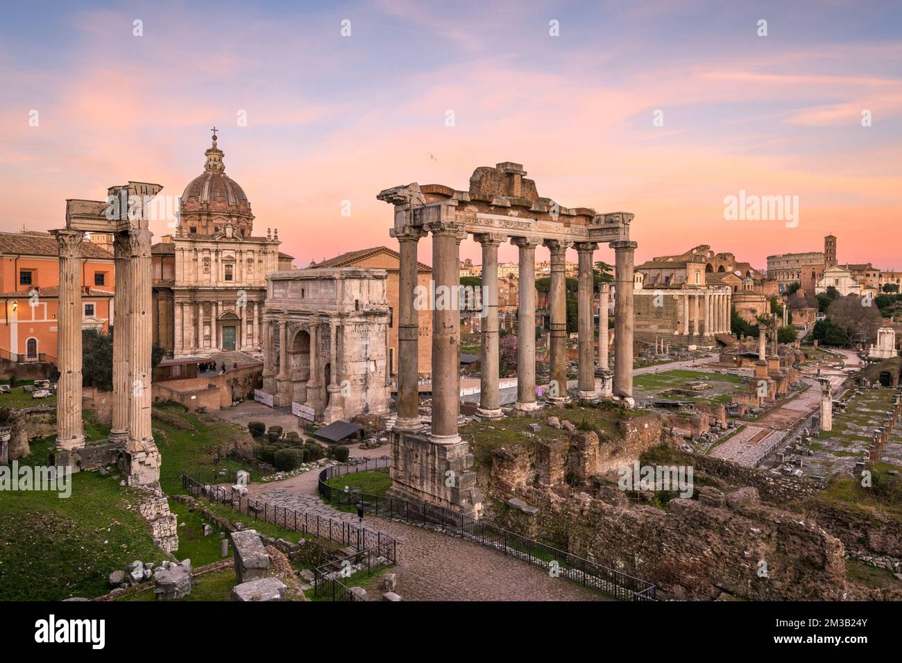 Rome, Italie aux ruines historiques du Forum romain au crépuscule. Banque D'Images