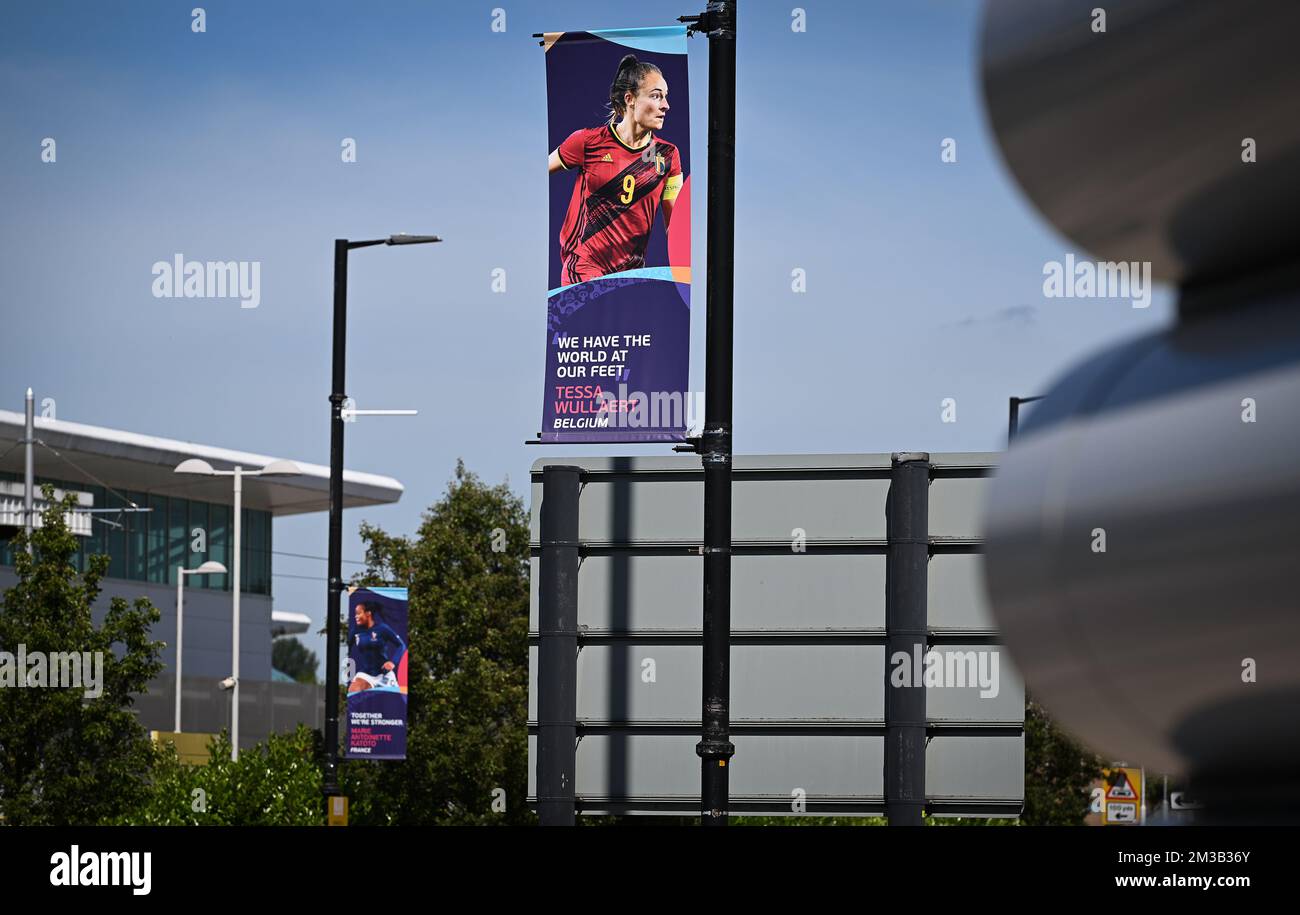L'illustration montre une bannière de Tessa Wullaert devant le stade de l'Académie de Manchester City, en prévision d'une conférence de presse de l'équipe nationale féminine de football belge les flammes rouges, samedi 09 juillet 2022 à Manchester, en Angleterre, Avant le premier match de groupe dans le groupe D du tournoi féminin Euro 2022. Le championnat européen de football féminin 2022 de l'UEFA aura lieu du 6 au 31 juillet. BELGA PHOTO DAVID CATRY Banque D'Images