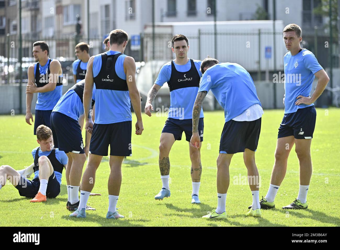 Mykola Shaparenko de Kiev et Serhiy Sydorchuk de Kiev photographiés lors d'une séance d'entraînement du club de football ukrainien FC Dynamo Kyiv, jeudi 14 juillet 2022 au petit Heyzel/ Kleine Heizel, à Bruxelles. La ville de Bruxelles met le stade Kleine Heysel à la disposition de l'équipe de football pour qu'elle puisse s'entraîner avant de jouer son match amical contre Anvers le vendredi 15 juillet. Ils sont à Bruxelles dans le cadre de leur tournée internationale 'Stop the War - prier pour la paix'. BELGA PHOTO DIRK WAEM Banque D'Images