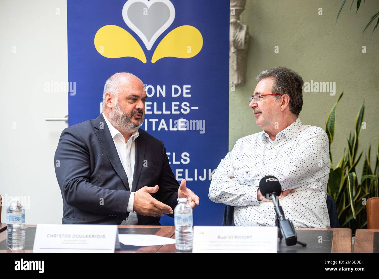 Christos Doulkeridis, maire d'Ixelles et ministre-président de la région bruxelloise, Rudi Vervoort, sont présents lors d'une conférence de presse sur le premier refuge collectif pour les réfugiés ukrainiens dans la région bruxelloise, à Bruxelles, le lundi 18 juillet 2022. BELGA PHOTO JONAS ROOSENS Banque D'Images
