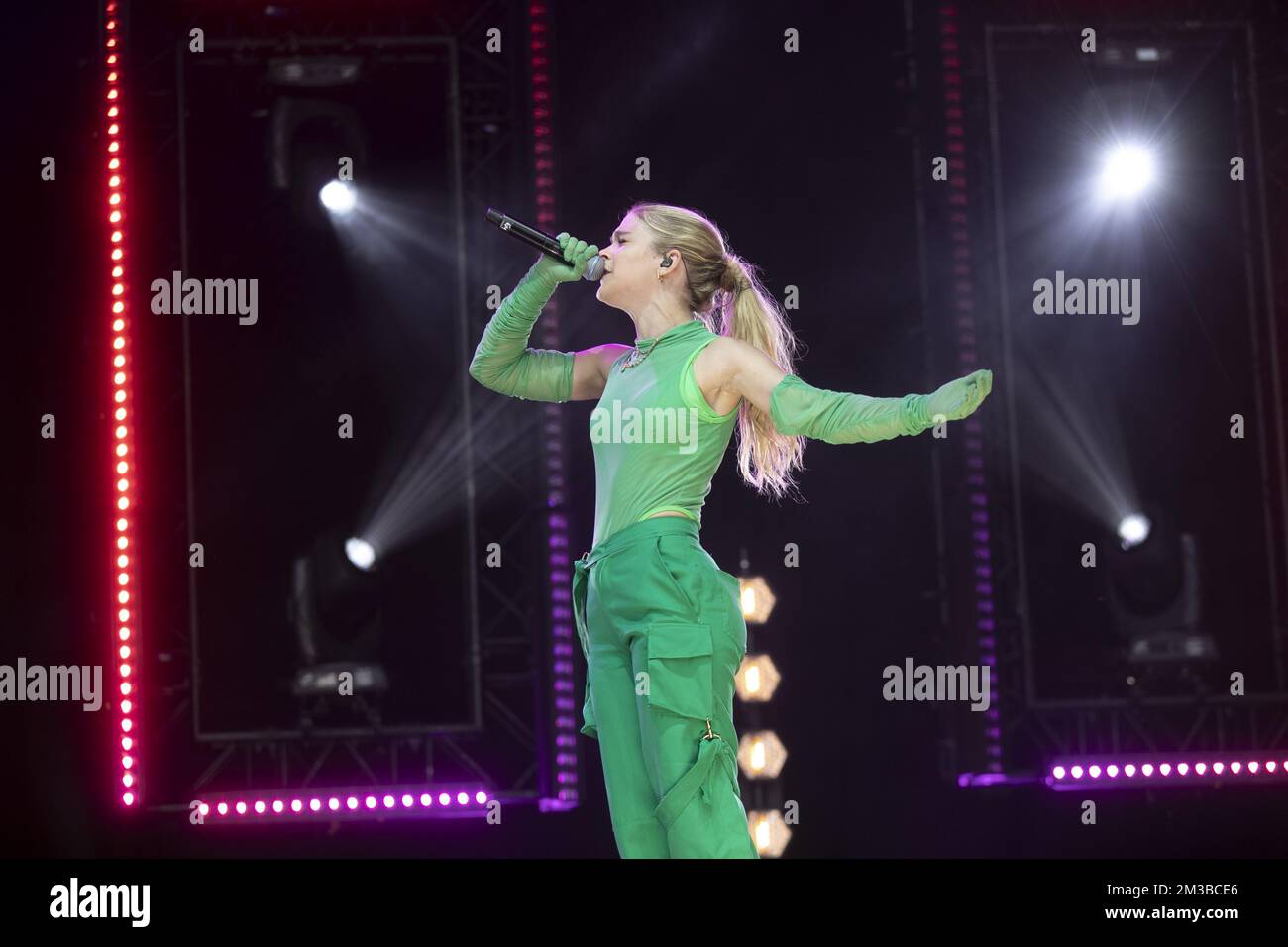 Illustration montre l'actrice et chanteuse Pommelien Thijs photographiée pendant le concert et le feu d'artifice 'Belgium Celeates - Belgie viert feest - la Belgique fait la fete', au Parc du Cinquantenaire - Jubelpark, le soir de la Journée nationale belge, à Bruxelles, le jeudi 21 juillet 2022. BELGA PHOTO HATIM KAGHAT Banque D'Images