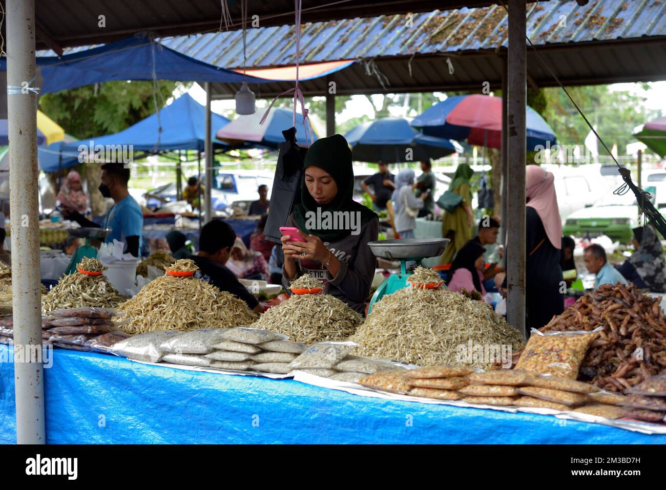 Une femme indigène Bajau vend de la nourriture au marché du dimanche à Kota Belud, Sabah, Bornéo, Malaisie. Banque D'Images
