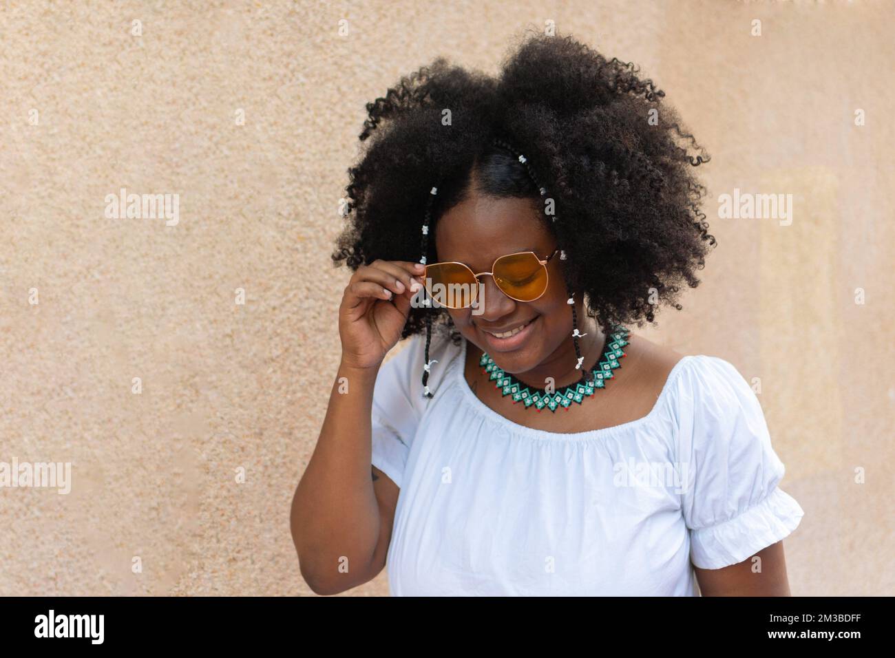 Jeune femme Latina avec cheveux afro, riant dans le parc Banque D'Images