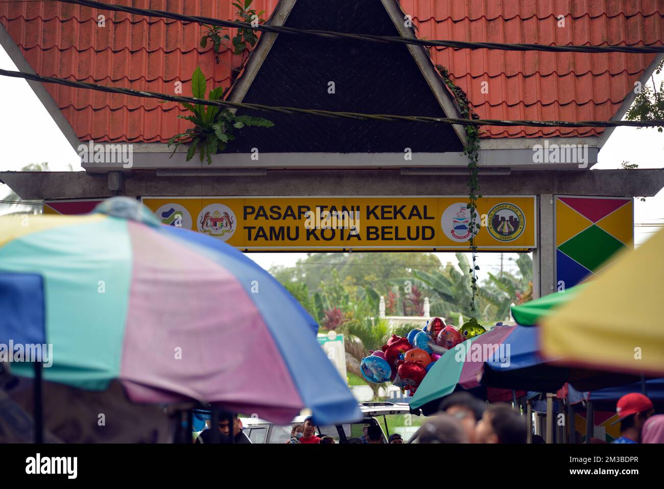 L'entrée au marché du dimanche (Pasar Tani Kekal Tamu) à Kota Belud, Sabah, Bornéo, Malaisie. Banque D'Images
