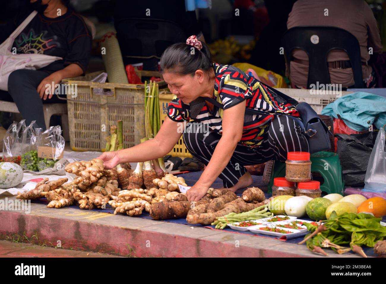 Une femme indigène Bajau vend de la nourriture au marché du dimanche à Kota Belud, Sabah, Bornéo, Malaisie. Banque D'Images