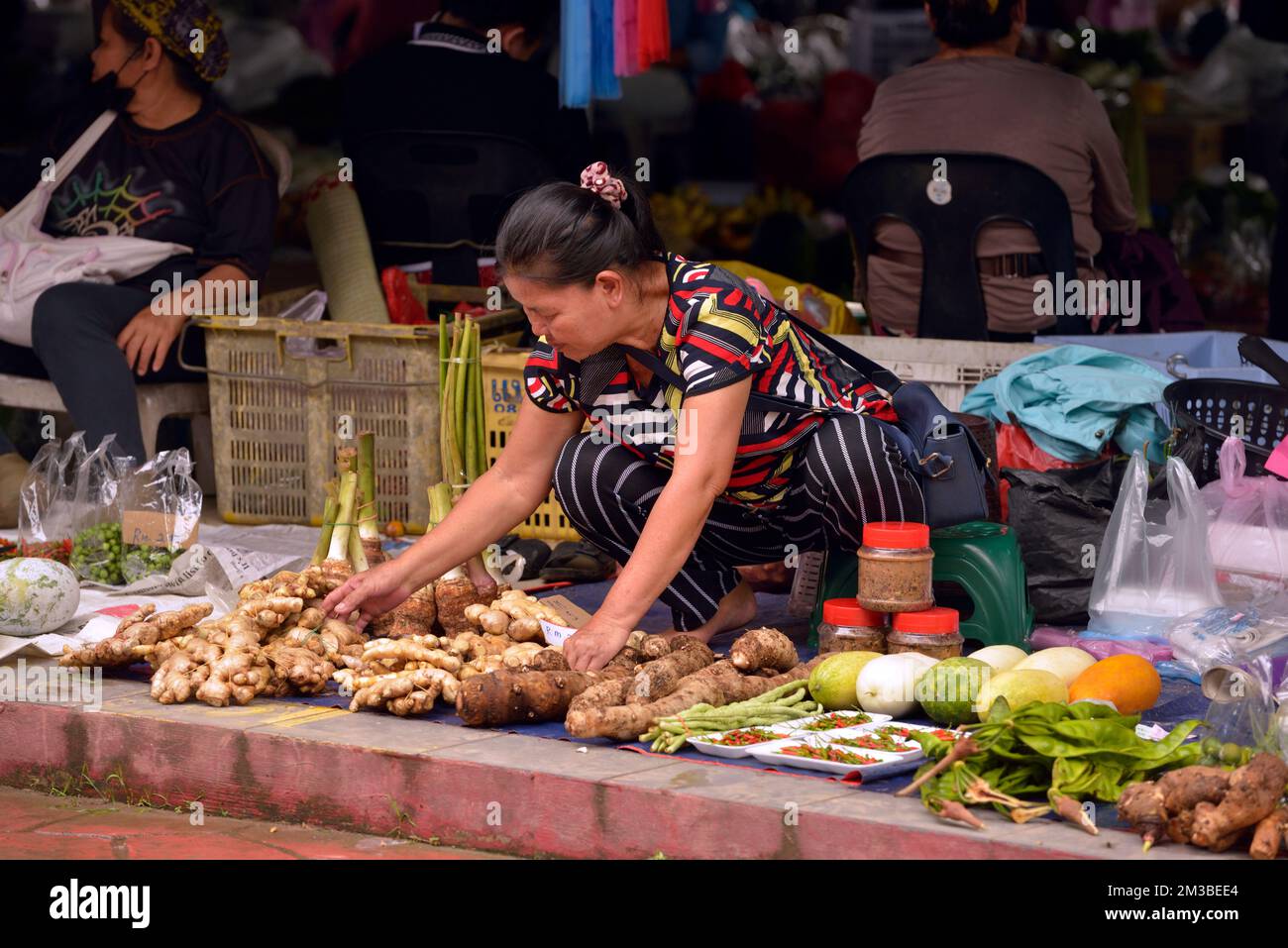 Une femme indigène Bajau vend de la nourriture au marché du dimanche à Kota Belud, Sabah, Bornéo, Malaisie. Banque D'Images