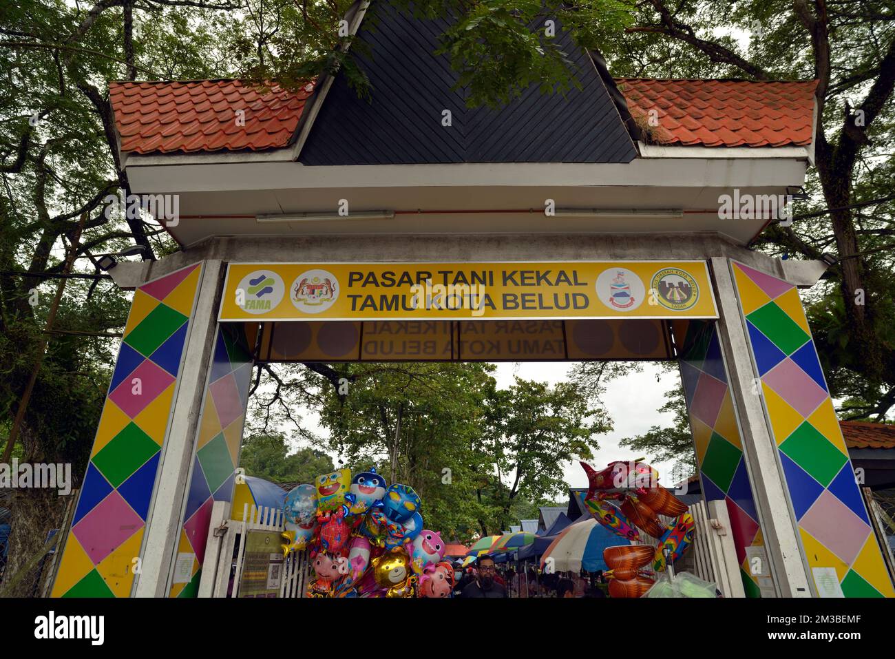 L'entrée au marché du dimanche (Pasar Tani Kekal Tamu) à Kota Belud, Sabah, Bornéo, Malaisie. Banque D'Images
