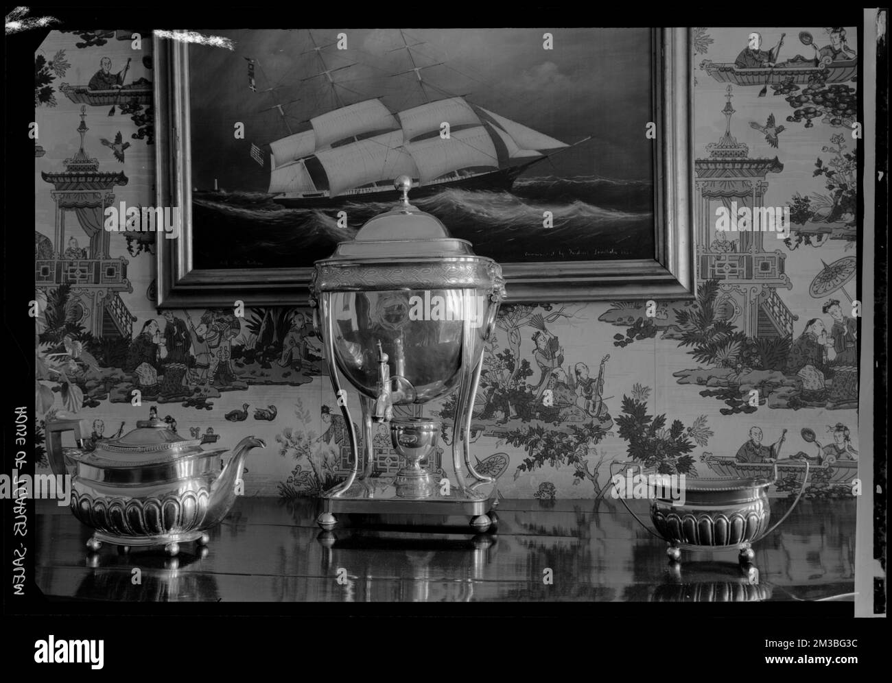 Maison de 7 Gables, Salem: Intérieur, ensemble de café argenté, vaisselle, cafetière. Collection de négatifs photographiques Samuel Chamberlain Banque D'Images Maison de 7 Gables, Salem: Intérieur, ensemble de café argenté, vaisselle, cafetière. Collection de négatifs photographiques Samuel Chamberlain Banque D'Images