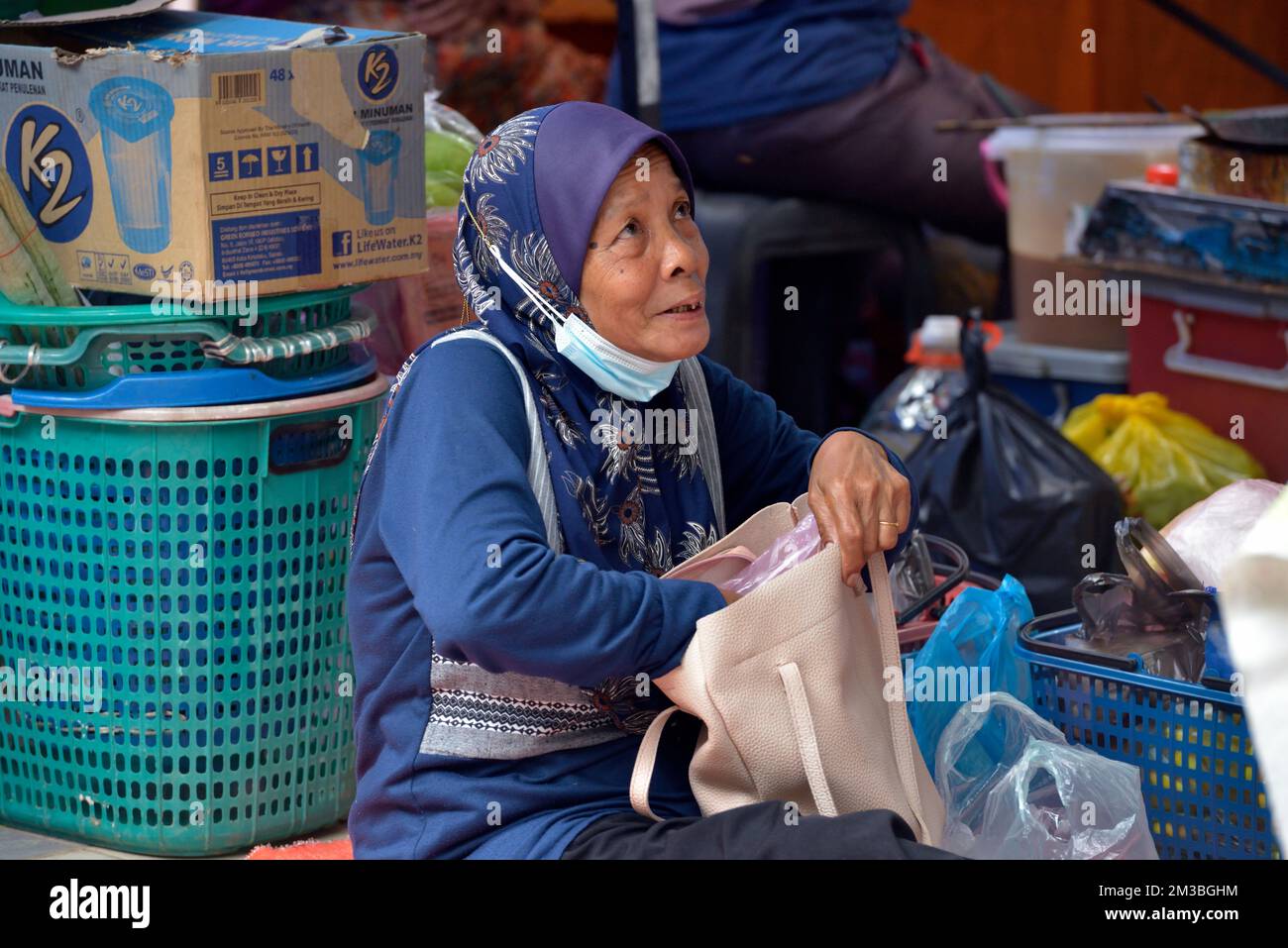 Une femme indigène Bajau vend de la nourriture au marché du dimanche à Kota Belud, Sabah, Bornéo, Malaisie. Banque D'Images