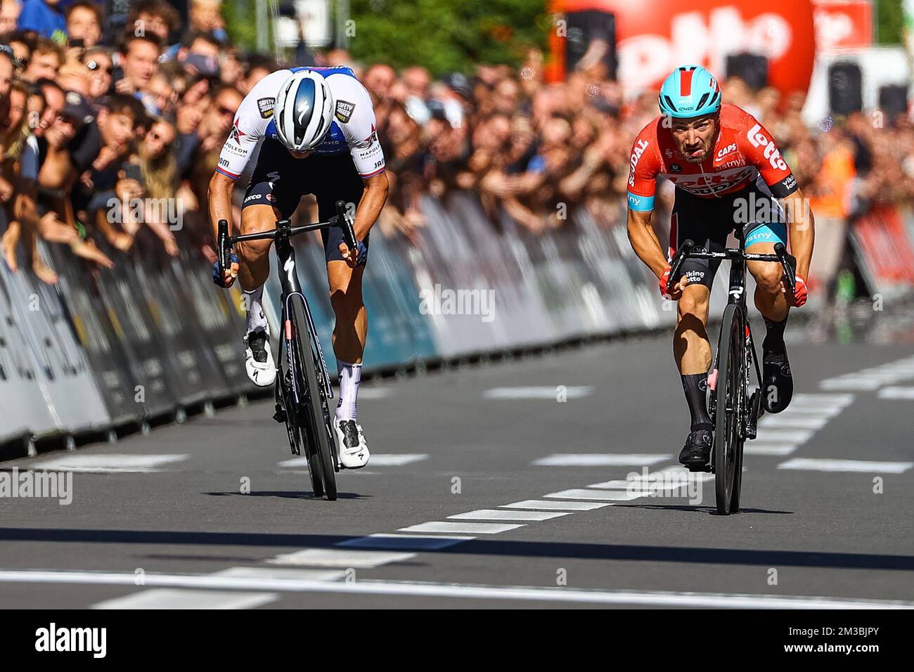 Tchèque Zdenek Stybar de Quick-Step Alpha Vinyl et belge Victor Campenaerts de Lotto Soudal sprint à la fin de la première édition de la course cycliste "Tour de Louvain" à Louvain, dimanche 07 août 2022 à Louvain et dans les environs. Après les championnats du monde ont eu lieu dans la ville, une nouvelle course est organisée avec les organisateurs du GP Memorial Jef Scherens. La nouvelle course a été nommée Tour de Louvain - Memorial Jef Scherens. BELGA PHOTO DAVID PINTENS Banque D'Images