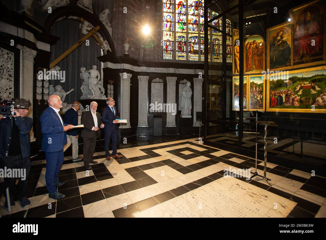 L'illustration montre une conférence de presse sur la troisième et dernière phase de restauration de l'retable 'Het Lam Godss' (l'adoration de l'Agneau mystique) d'Hubert et Jan van Eyck, à la cathédrale Saint-Baafs (cathédrale Saint-Bavon) à Gand, le mardi 09 août 2022. BELGA PHOTO JAMES ARTHUR GEKIERE Banque D'Images